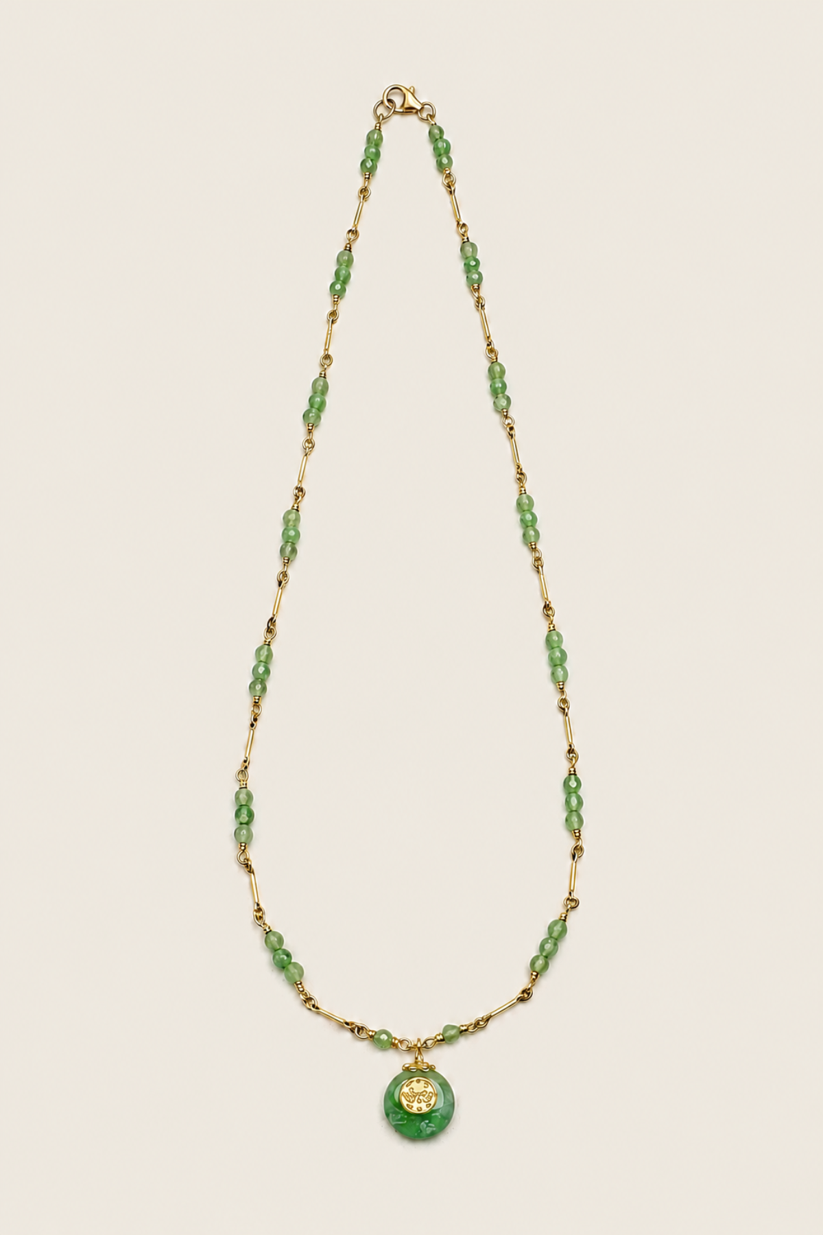 Colgante Jewelry Jade Charm con piedra aventurina natural y detalle en jade para un toque elegante y sofisticado en joyería artesanal