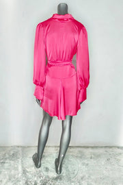 Plano trasero del vestido corto silk wrap fucsia en maniquí destacando caída y diseño cruzado envolvente sobre fondo blanco