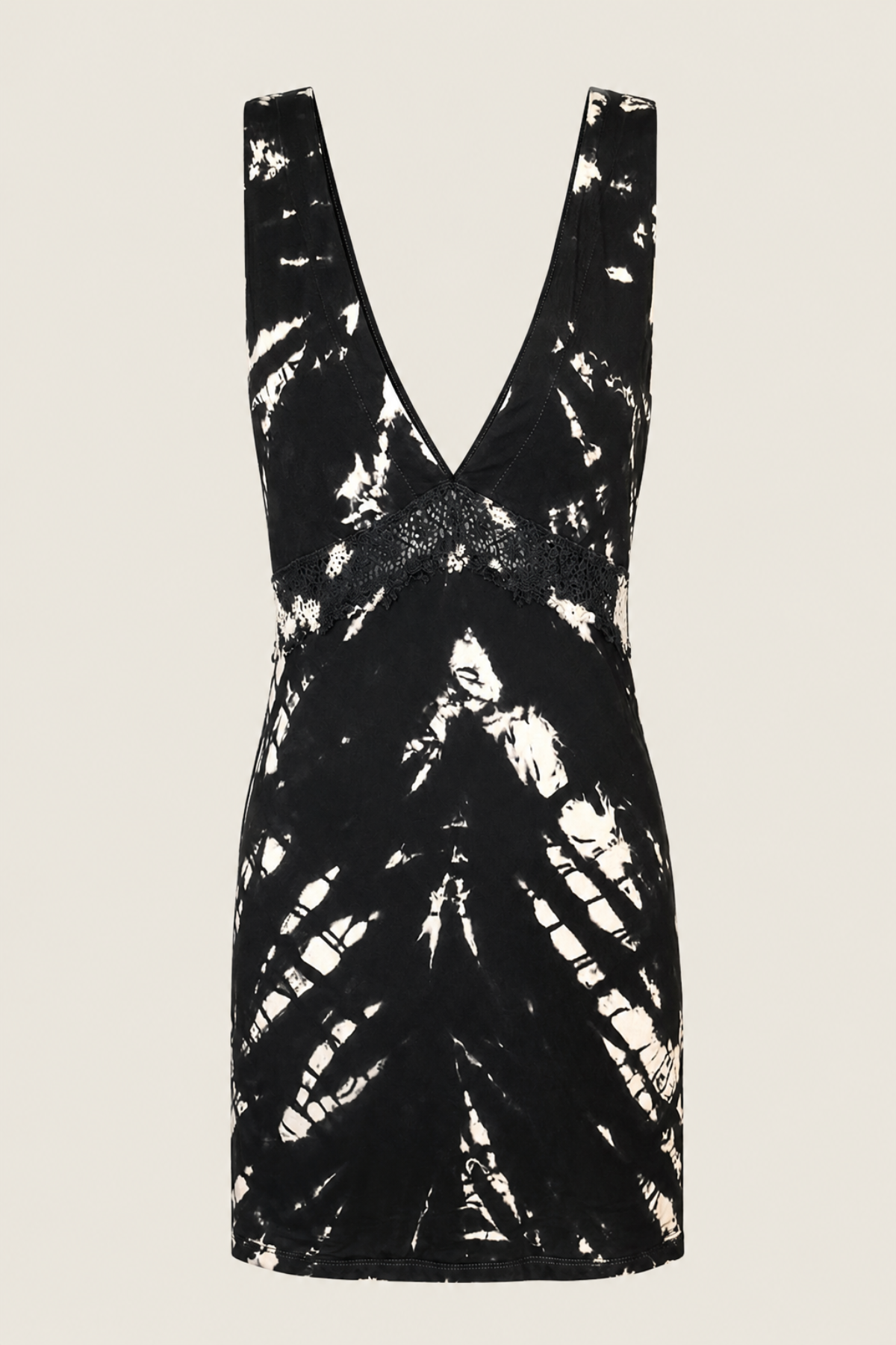 Vestido corto negro Gypsy con escote profundo y falda fluida, ideal para un look sofisticado y femenino en eventos de noche