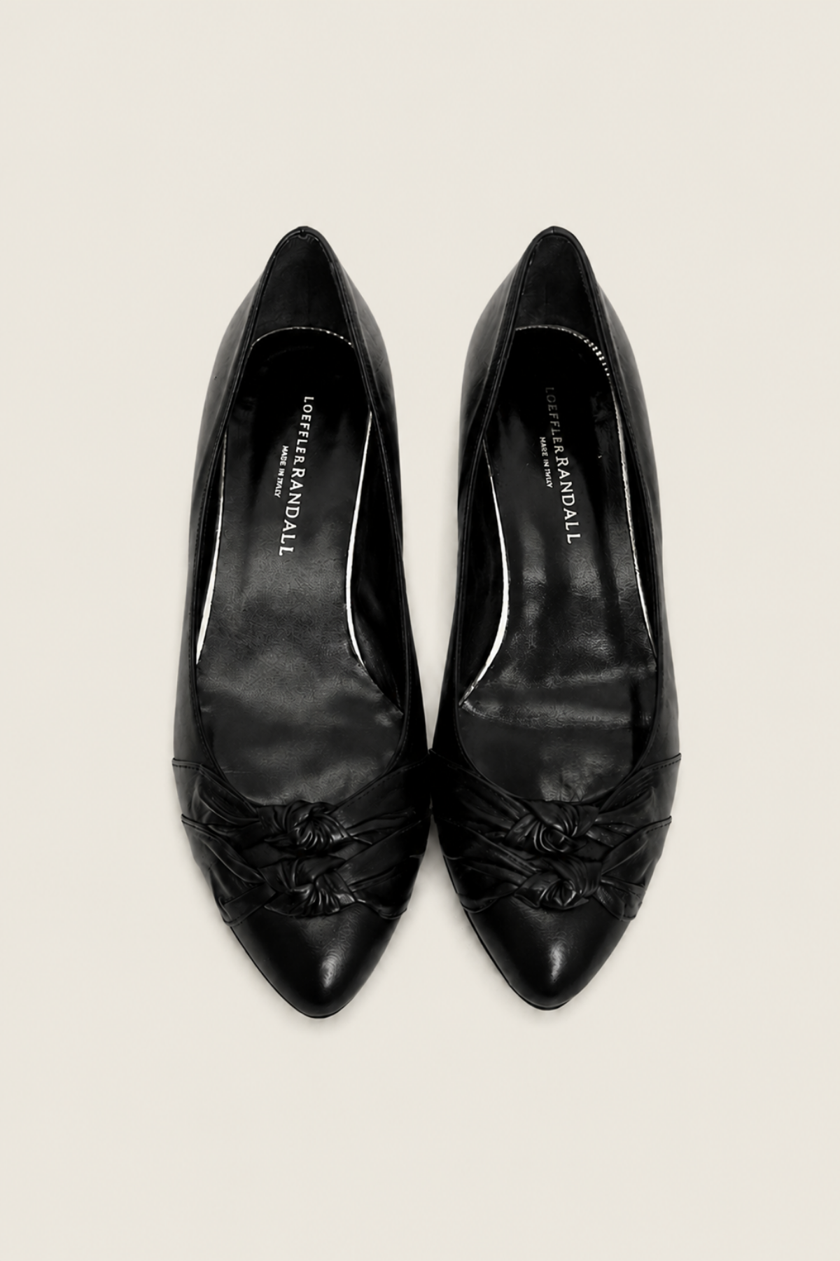 Zapatos planos Millie en piel color black con puntera redonda y diseño clásico para un look elegante y cómodo de día