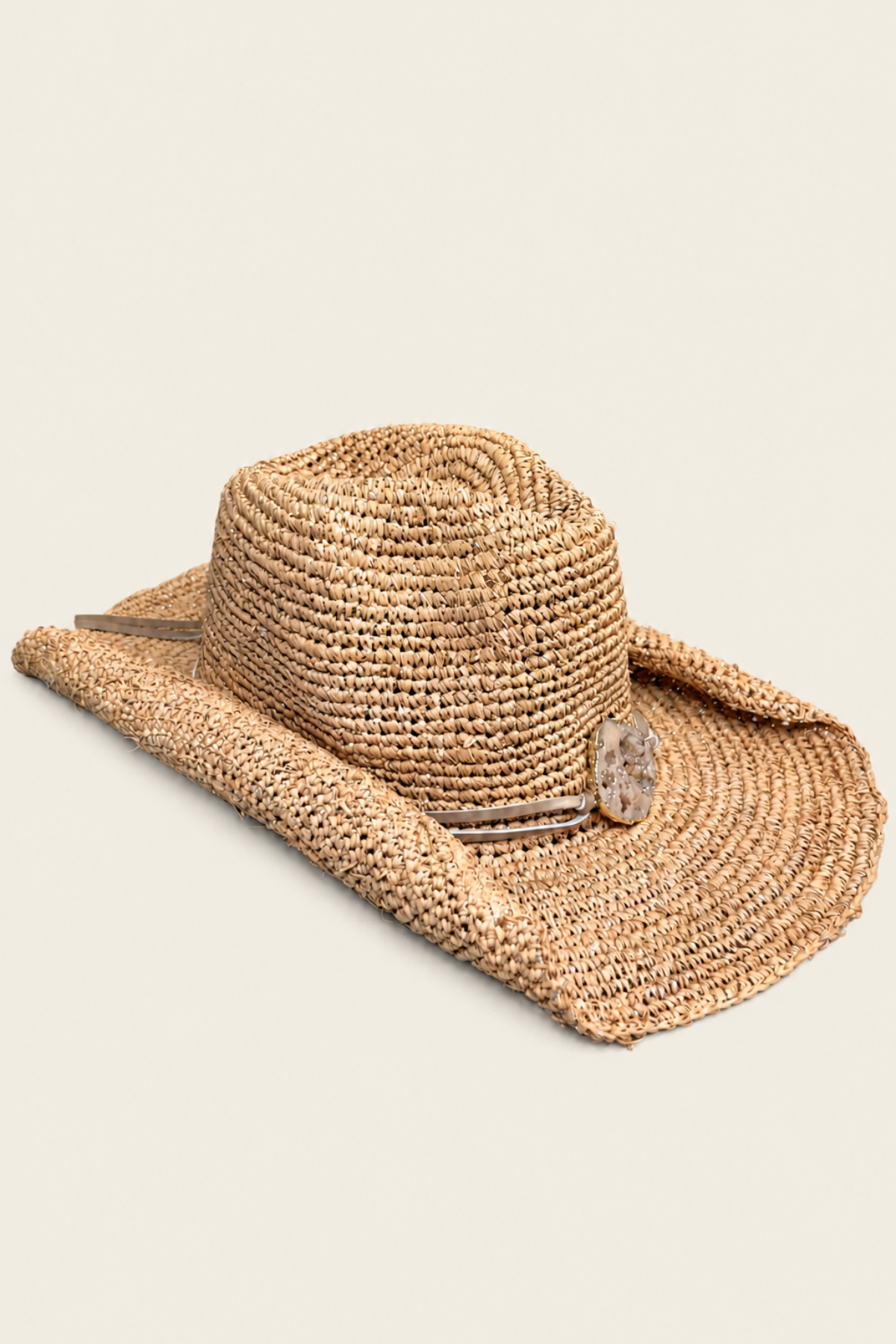 Detalle de sombrero plateado western con acabado trenzado y estética elegante para mujer contemporánea