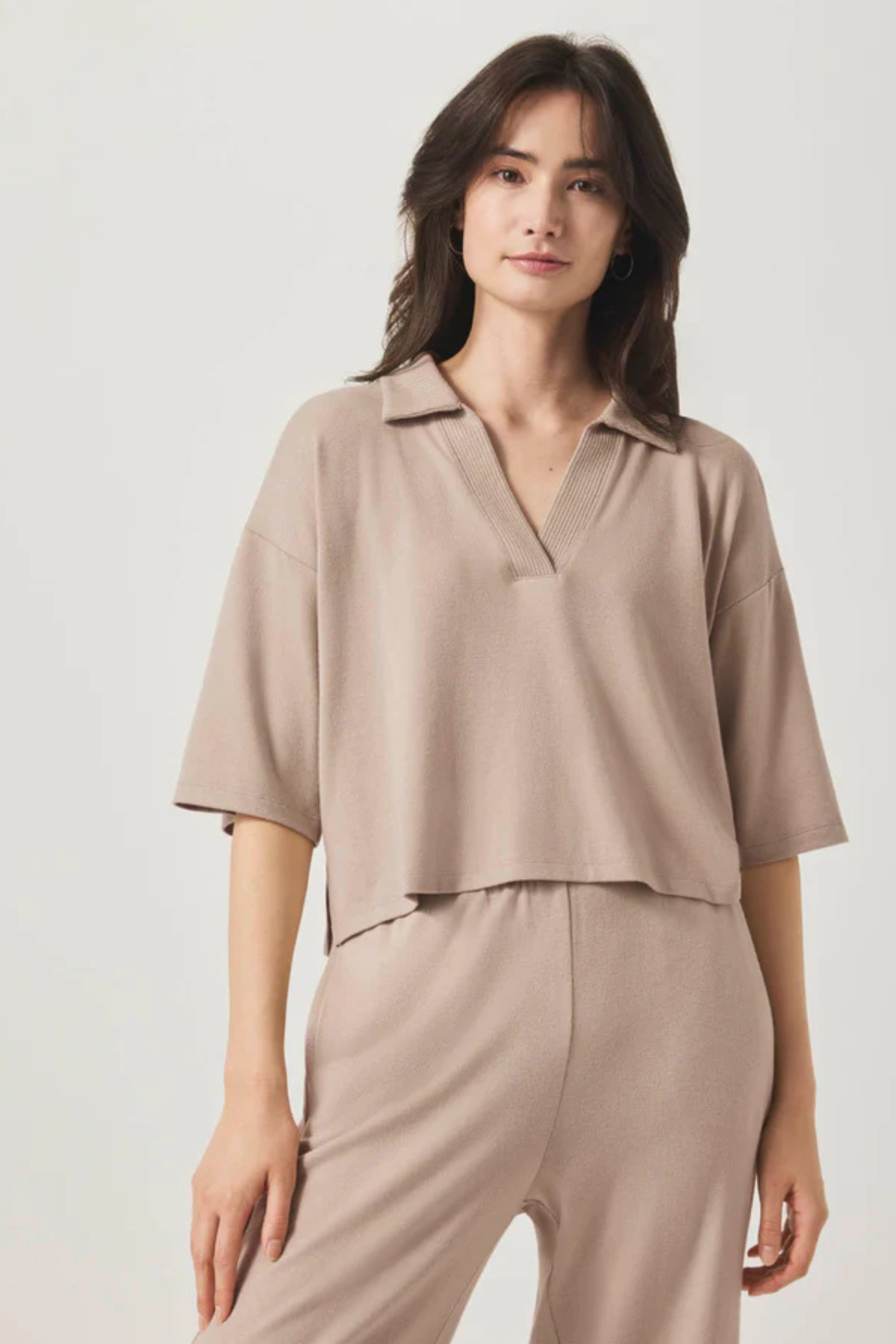 Modelo luciendo polo Splendid Brooke en tono fawn, manga corta y cuello clásico perfecto para estilo informal