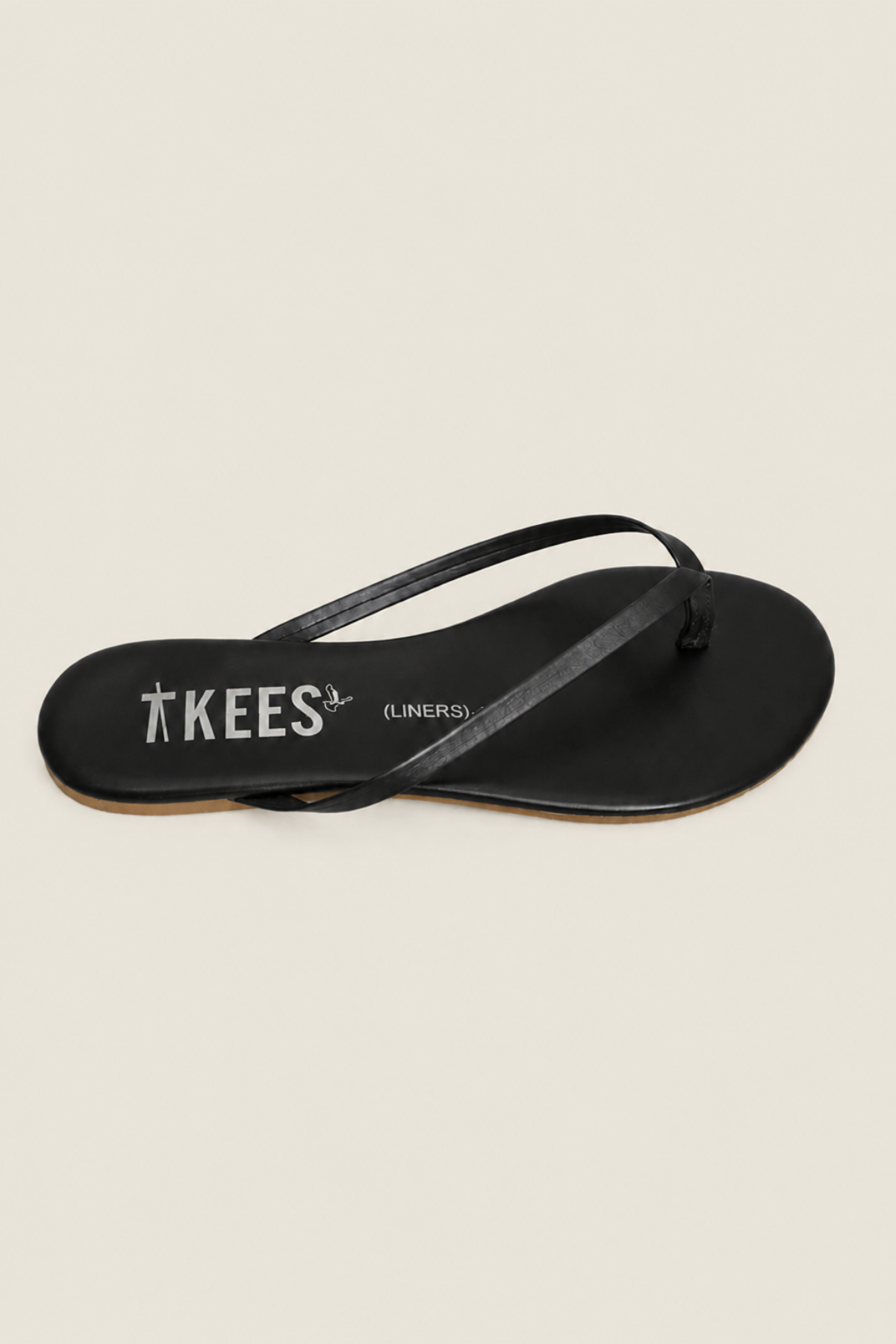 Chancla Tkees Black Flip Flop negra vista desde arriba, mostrando el diseño fino y elegante de su forma minimalista
