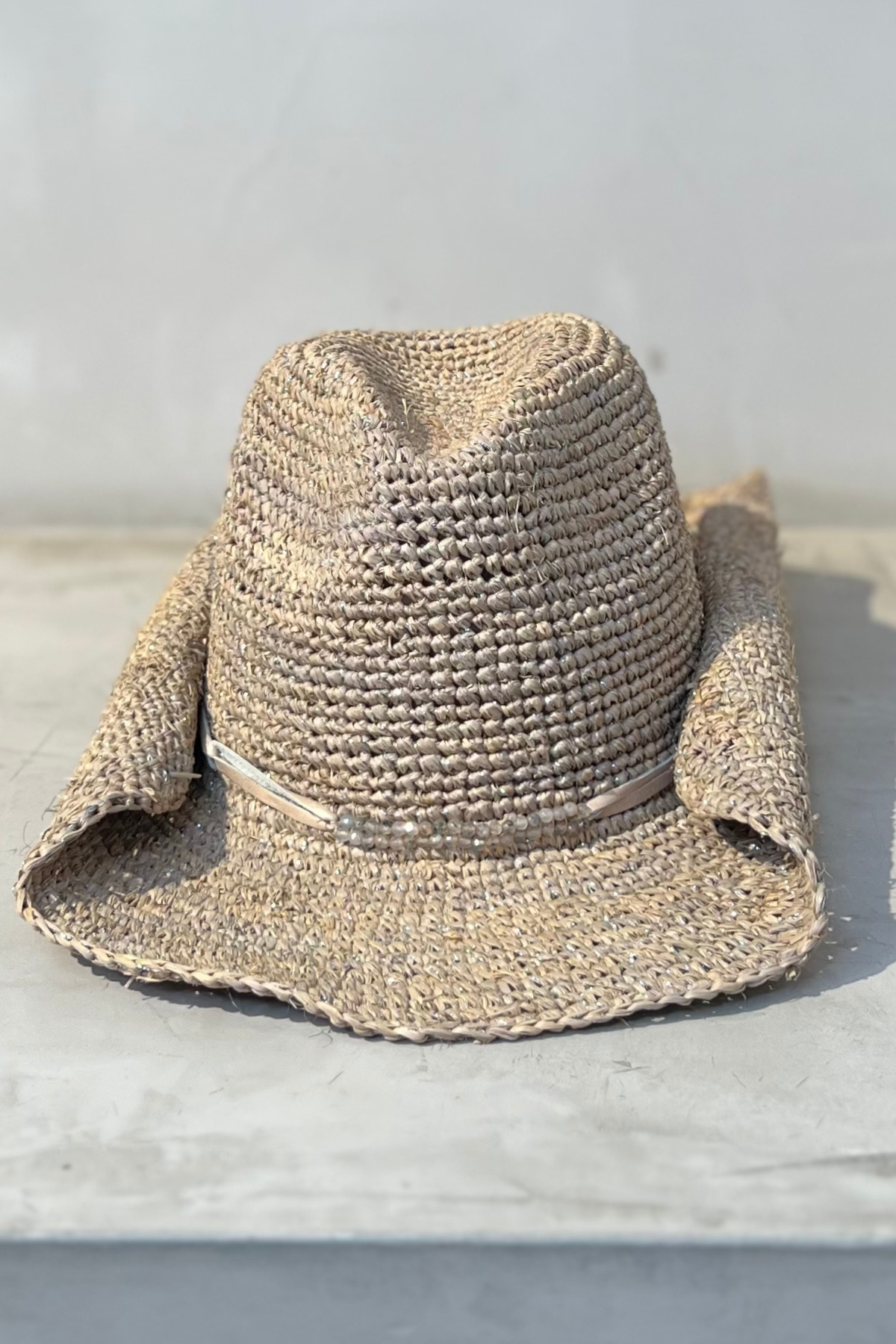 Sombrero Florabella Kelli Quartz Silver con acabado brillante y ala flexible perfecto para un outfit elegante y casual