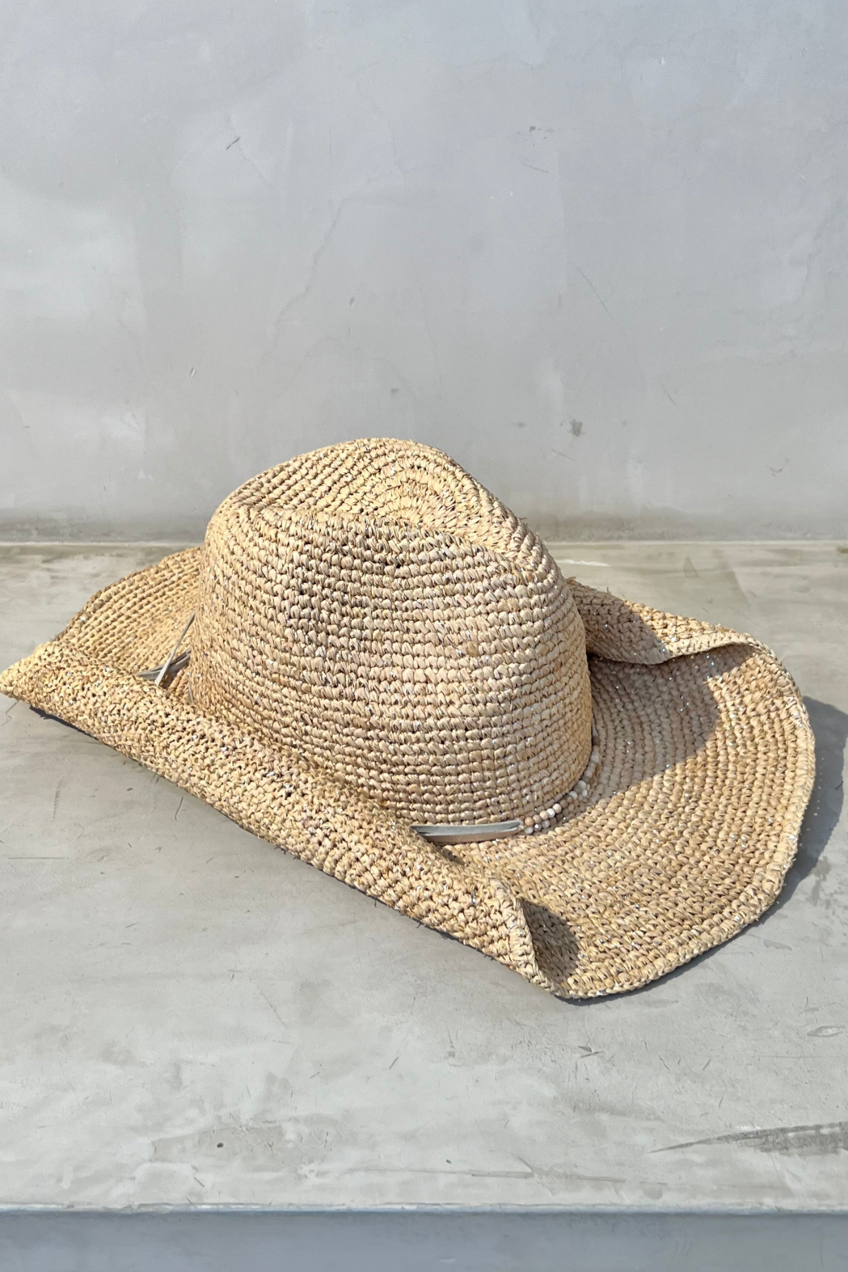 Florabella Kelli Almond Silver con ala ancha y acabado en tonos almendra y plata ideal para un estilo fresco y moderno