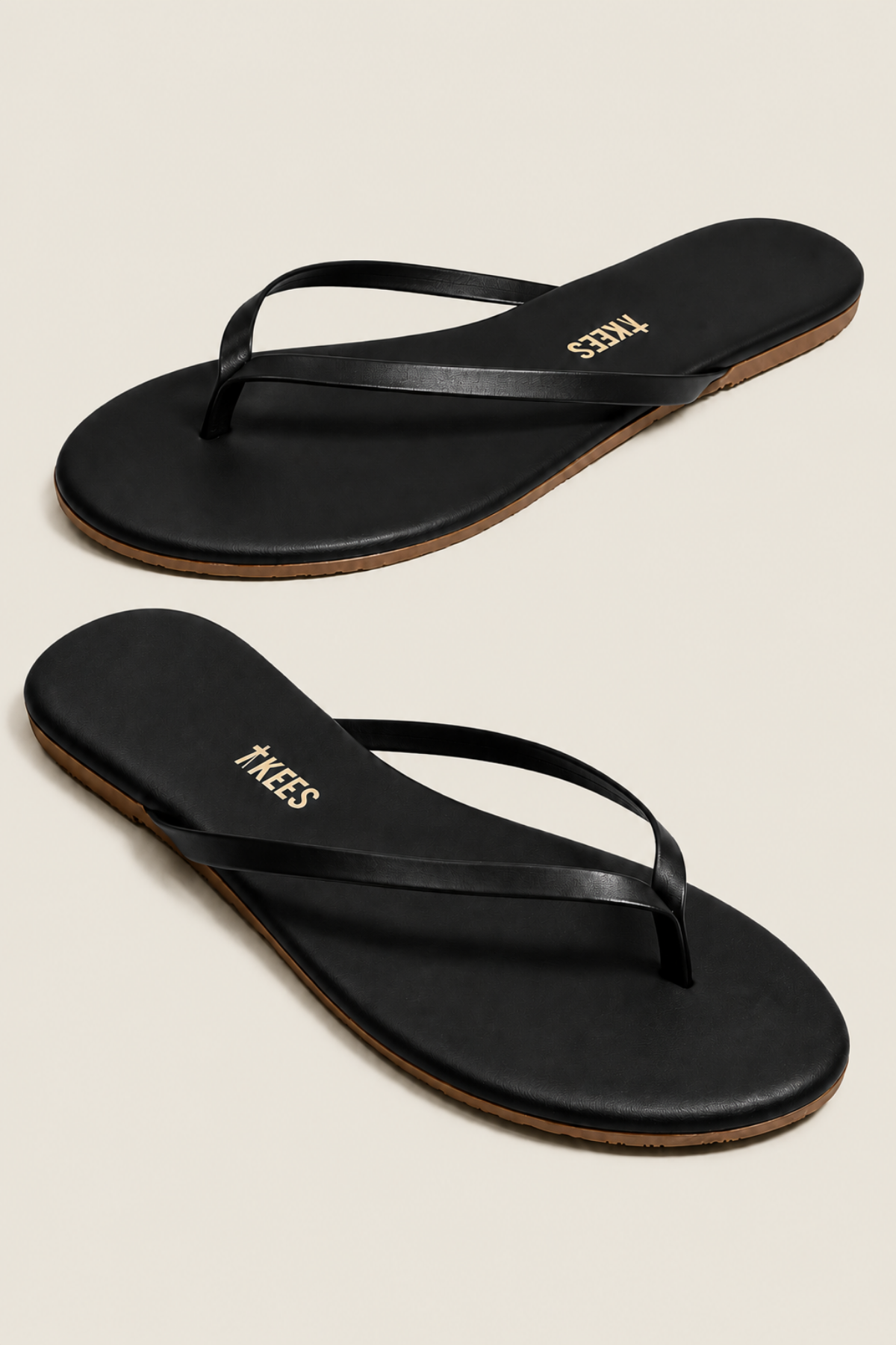 Imagen de las dos chanclas Tkees Black Flip Flops juntas, ideales para outfits veraniegos con estilo y sencillez