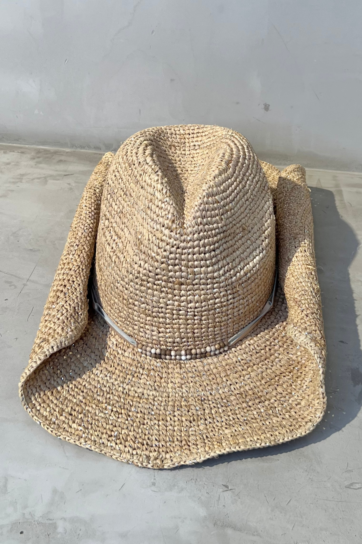 Sombrero Florabella Kelli Almond Silver con cinta trenzada y textura tejida perfecto para complementar outfits casuales y chic