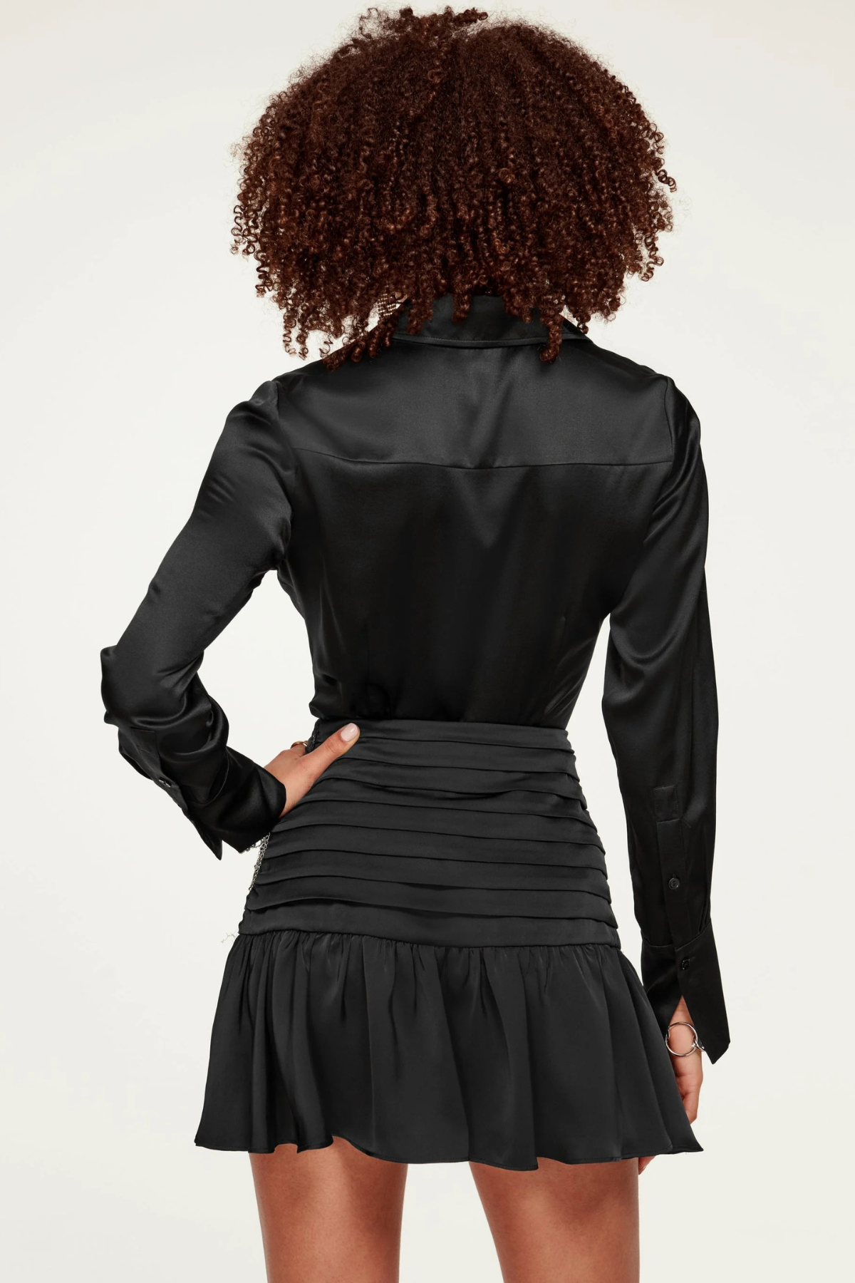 Espalda de la blusa con pliegues drapeados y etiqueta bordada Ramy Brook, combinando comodidad y diseño premium