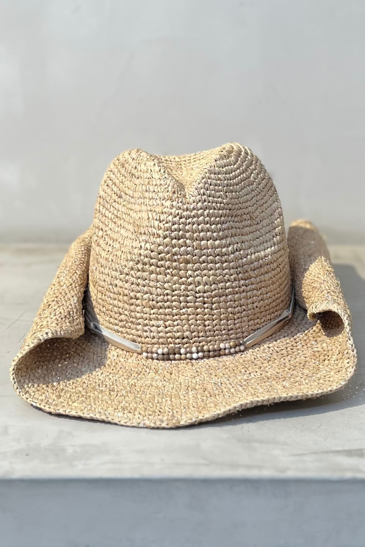 Sombrero cowboy Florabella Kelli Almond Silver en rafia beige con detalles plateados para un look veraniego elegante y sofisticado