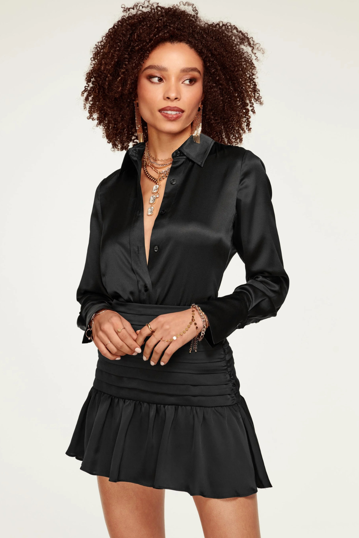 Blusa Victoria abierta, demostrando su versatilidad para looks casuales de capas