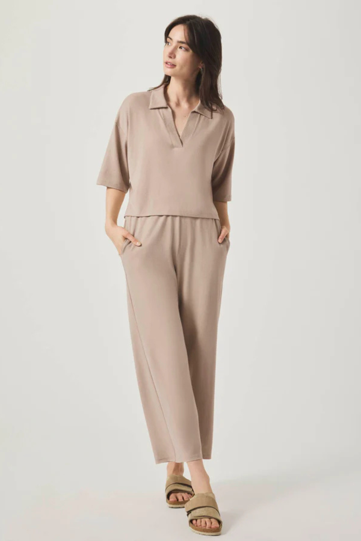 Polo Splendid Brooke en tono fawn sobre fondo blanco, resaltando su diseño clásico y versatilidad para el día a día