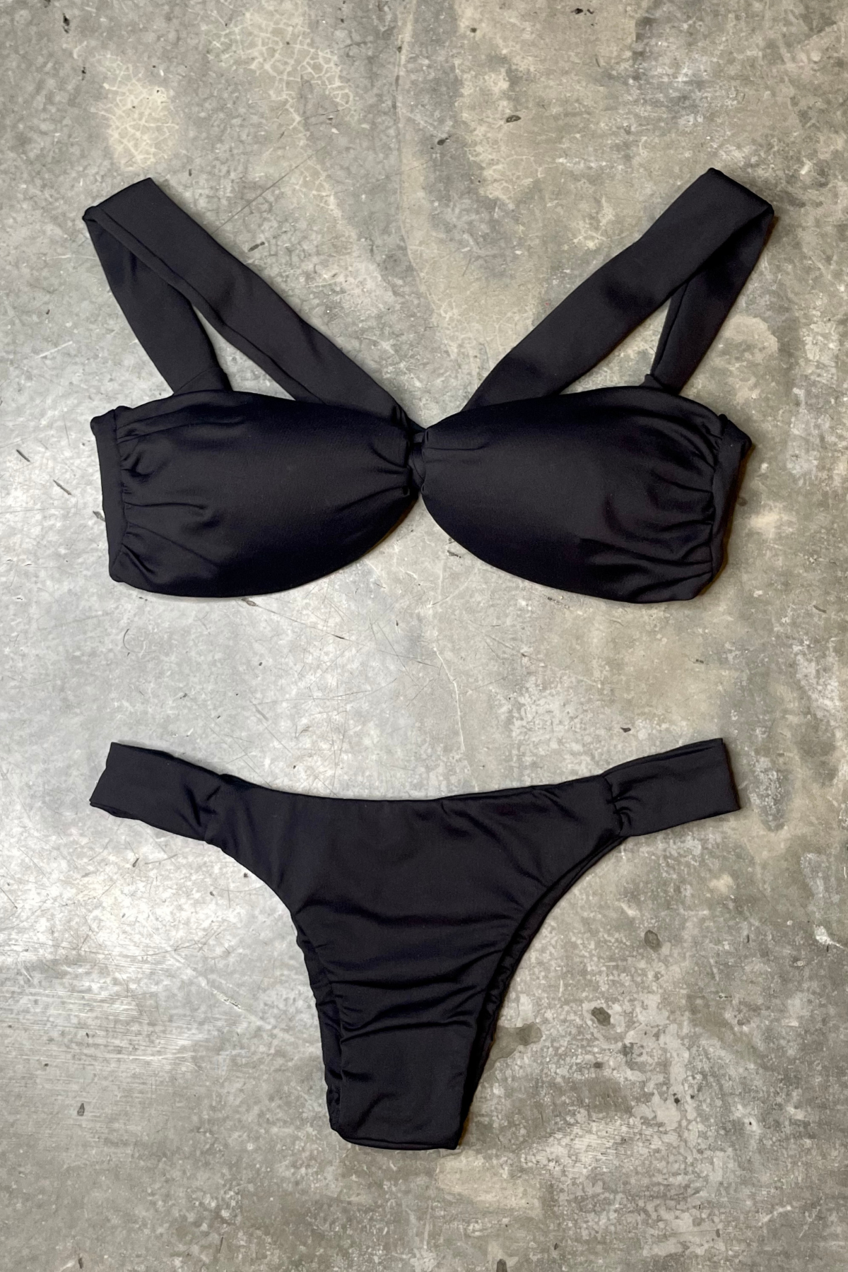 Bikini HyBrasil Black elegante, diseño brasileño con tejido negro brillante y ajuste favorecedor de alta calidad