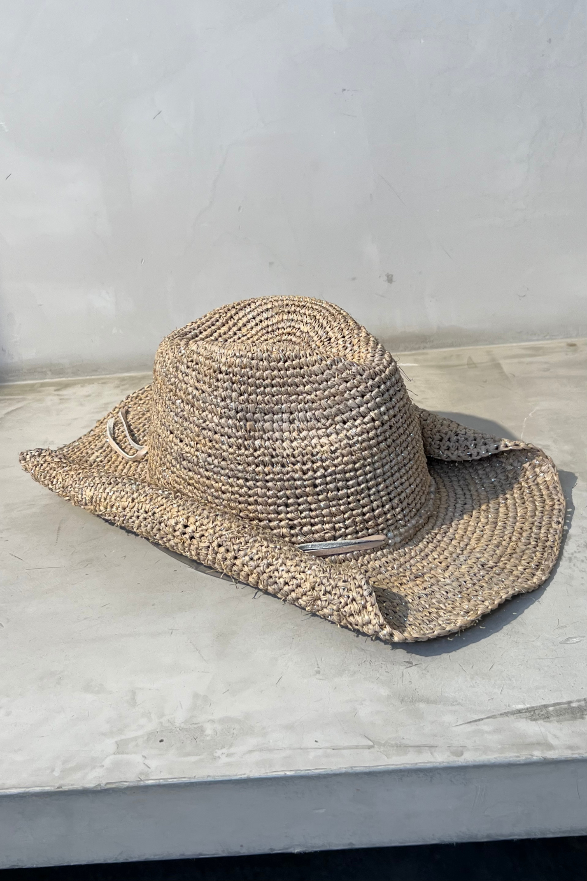 Florabella Kelli Quartz Silver con diseño de rafia tejida y cinta decorativa ideal para complementar looks de playa