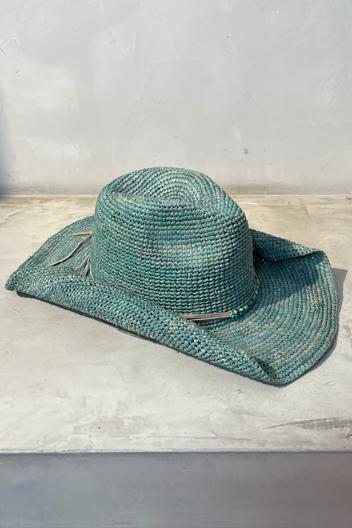 Florabella Lai Aloe con diseño tejido artesanal y cinta decorativa perfecta para complementar looks casuales de verano