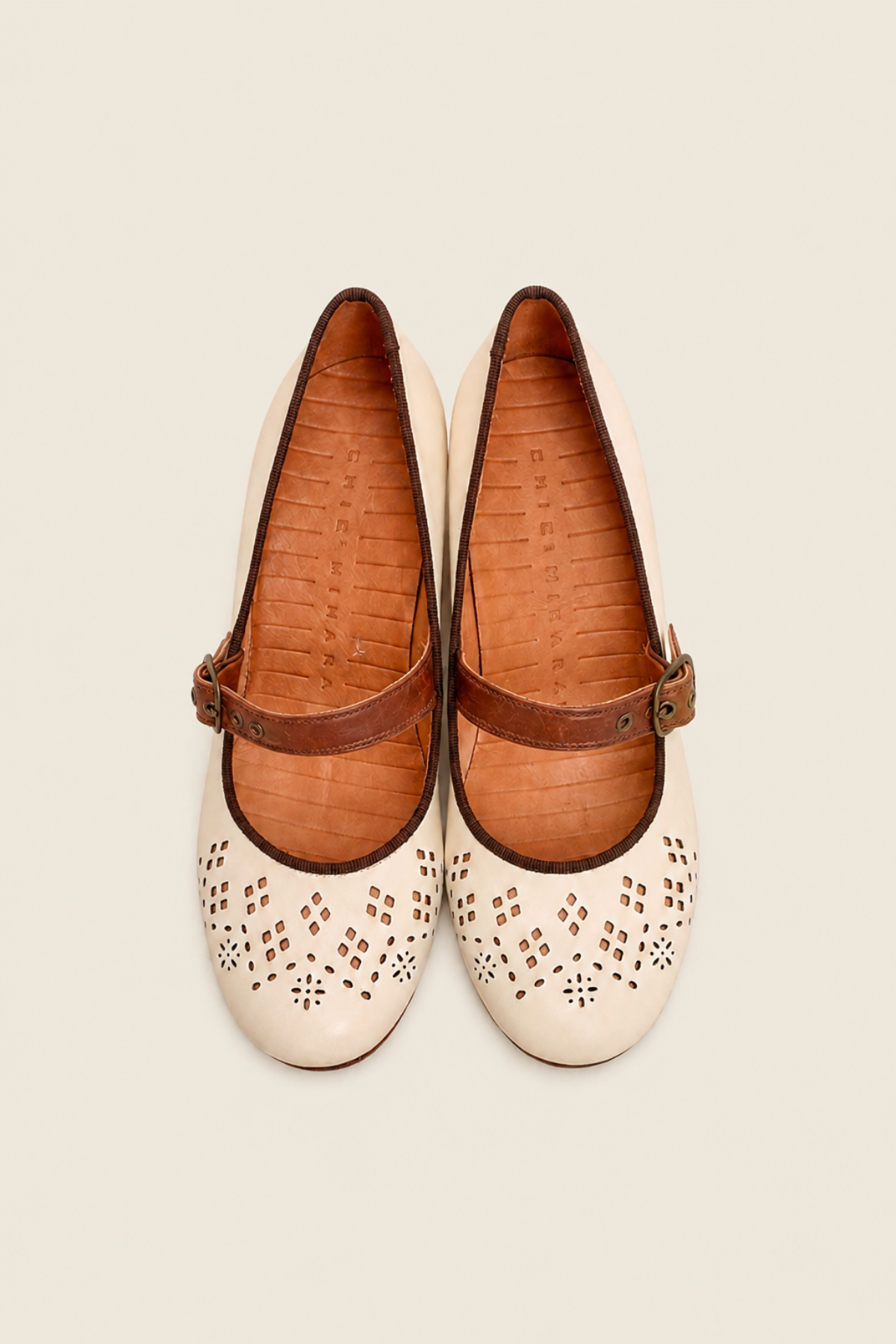 Vista superior de los zapatos Chie Mihara Crio en piel marrón con tacón medio, diseño cómodo y elegante para mujer moderna