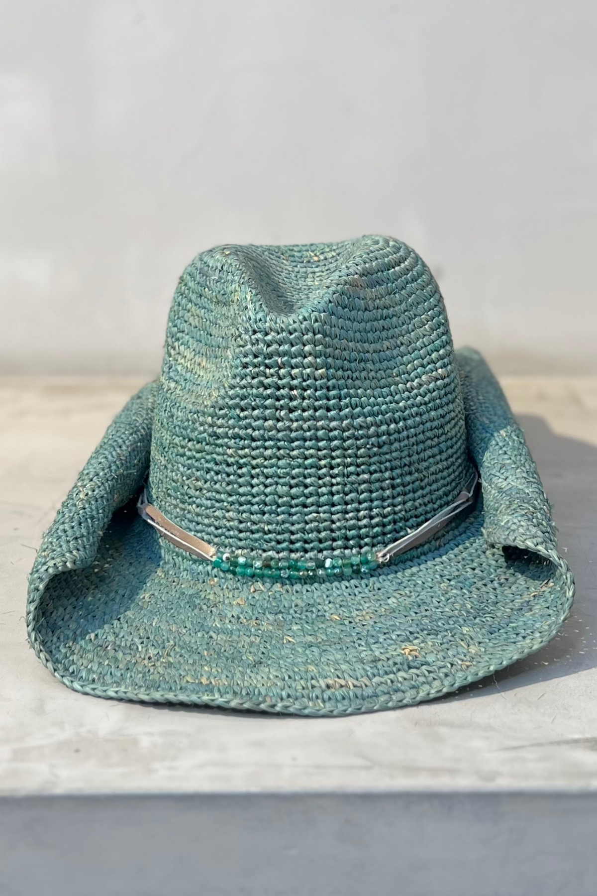 Sombrero Florabella Lai Aloe con textura ligera y ala estructurada pensado para un outfit veraniego con toque natural