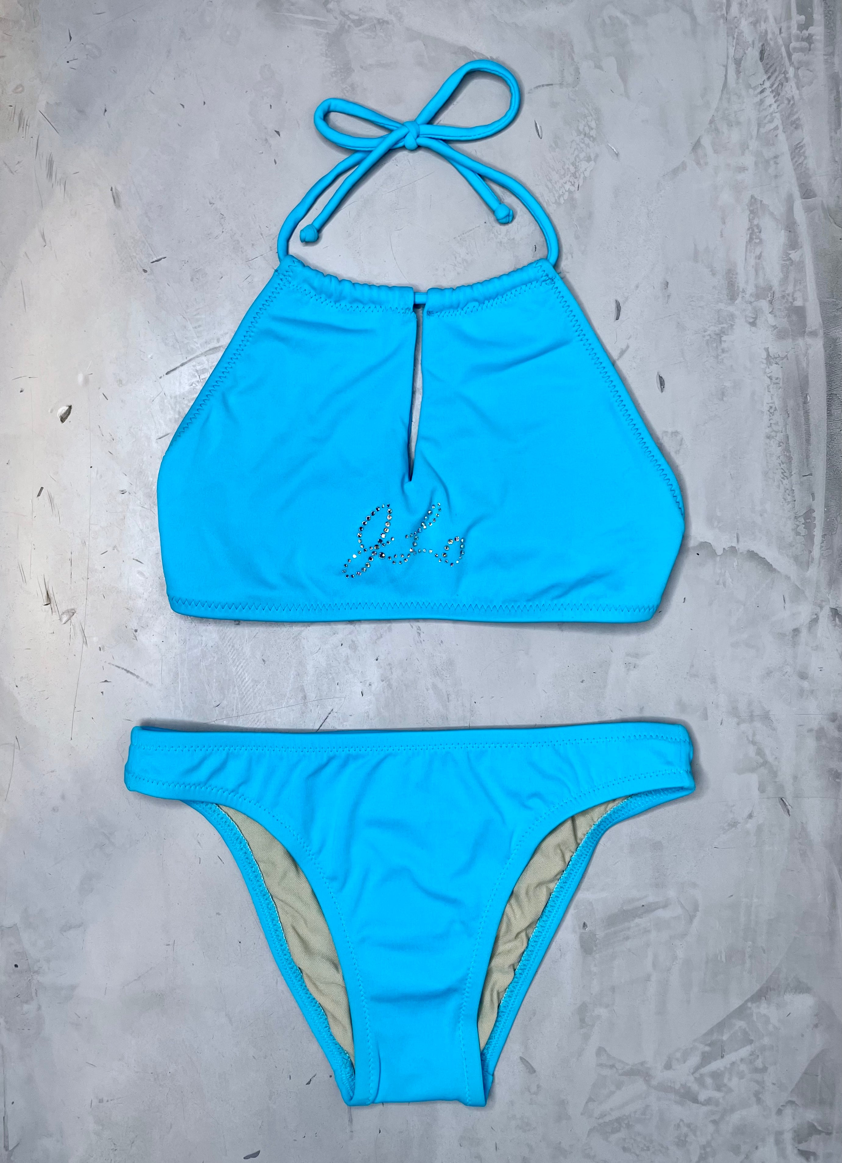 Bikini JLO con tirantes ajustables y colores intensos pensado para mujeres que buscan elegancia y comodidad