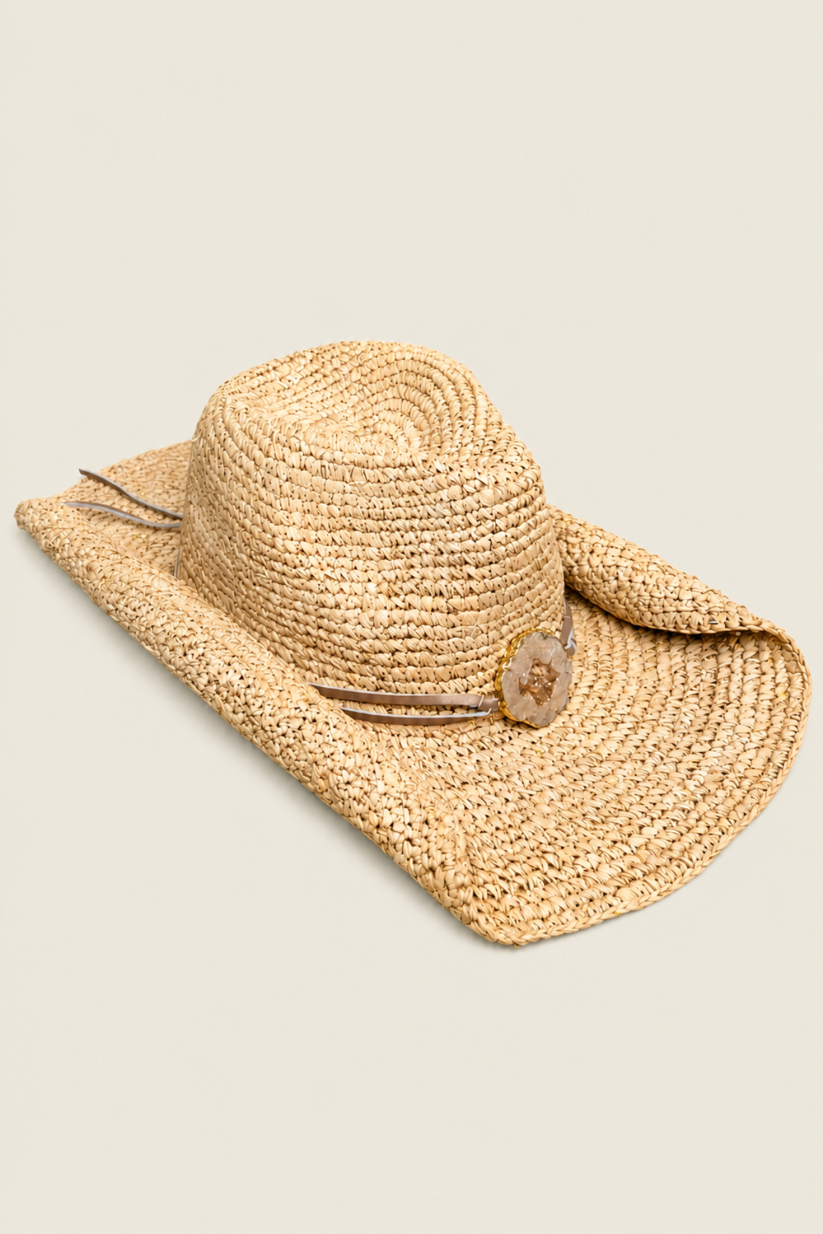 Sombrero cowboy Kelli Gold para outfit mediterráneo con estilo relajado y elegante para esos de dias de sunset
