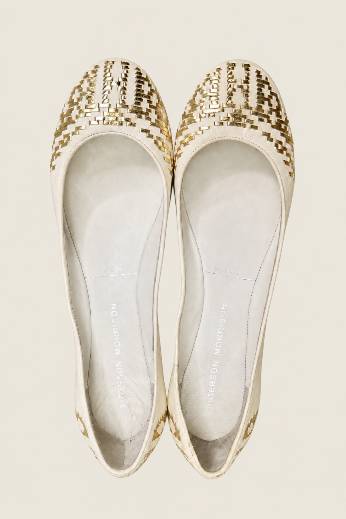Bailarina blanca con bordado dorado, estilo clásico y sofisticado de Sigerson Morrison
