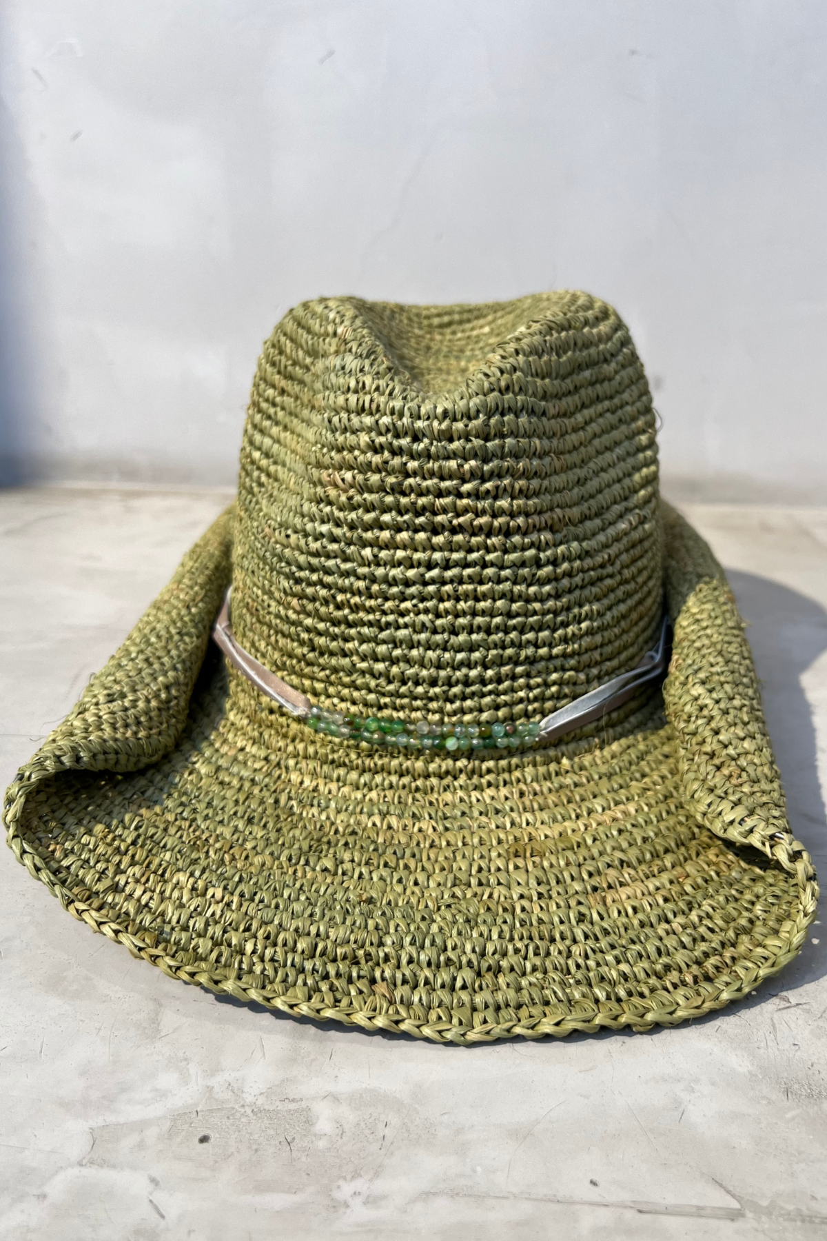 Sombrero Florabella Lai Chartreuse con textura artesanal y ala estructurada ideal para outfits casuales y elegantes
