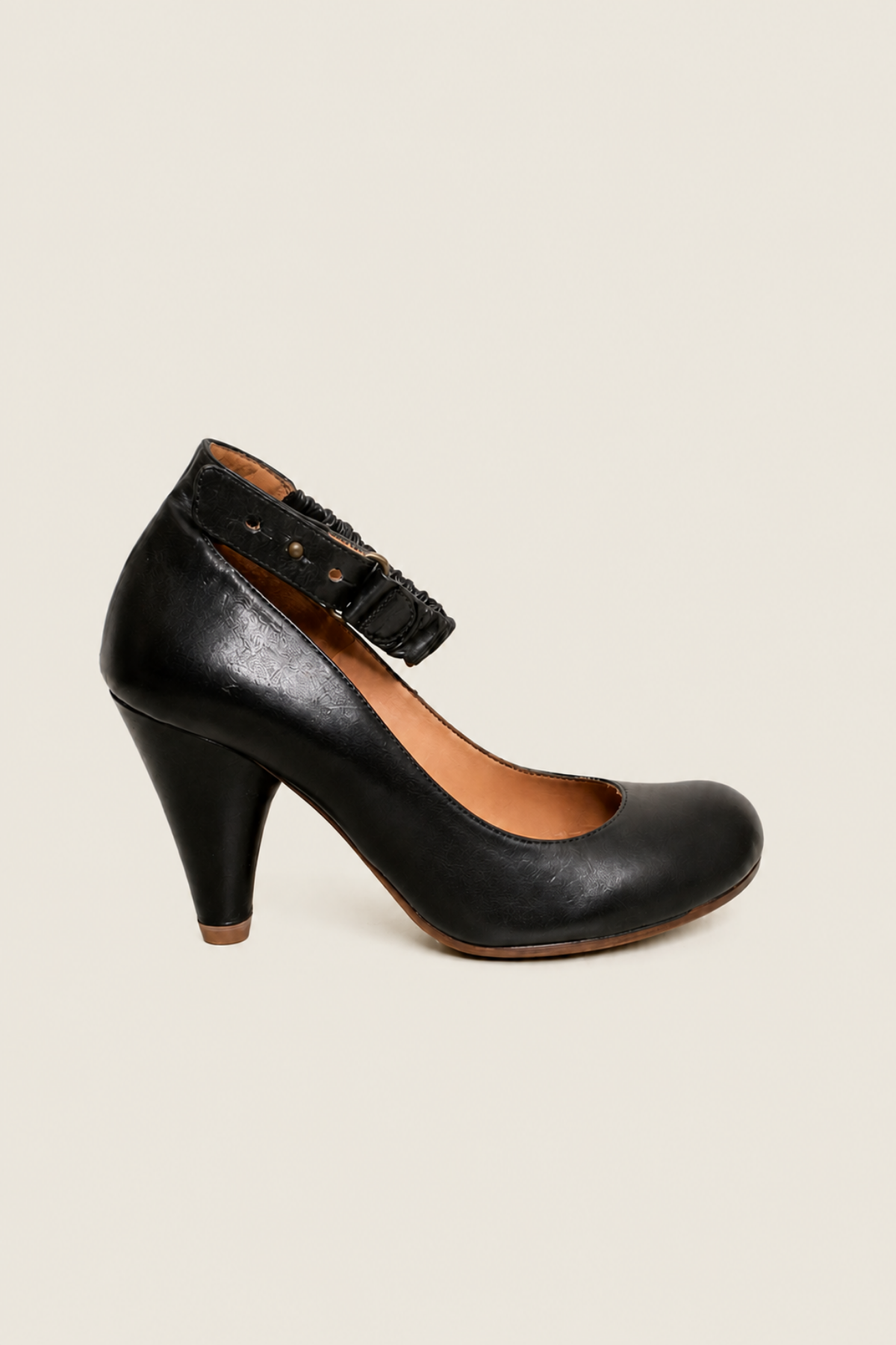 Vista lateral de los tacones Obelie de Chie Mihara en color negro, diseño italiano con correa al tobillo