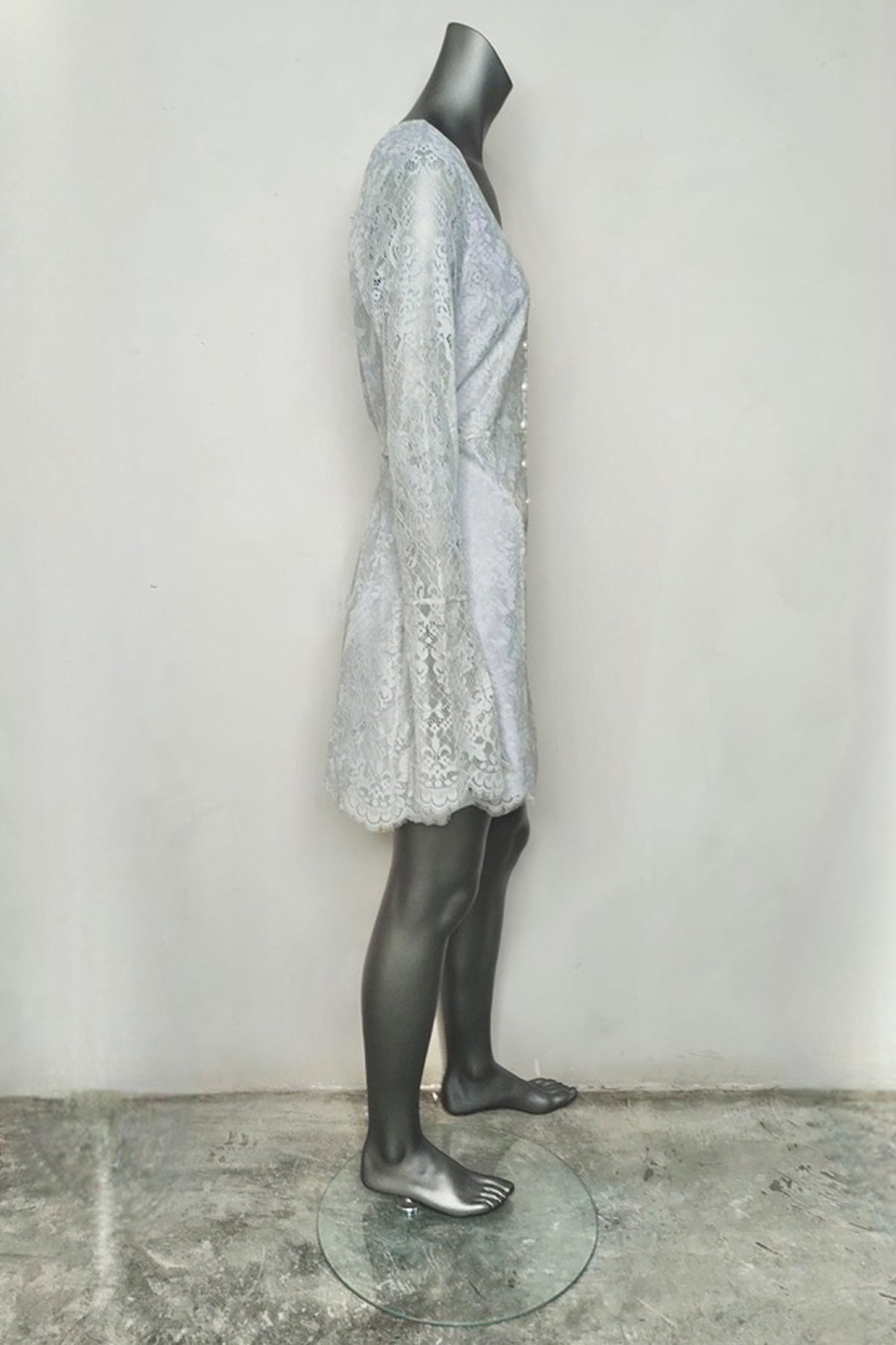 Perfil lateral del vestido For Love & Lemons corto con manga larga en maniquí, destacando el ajuste y la elegancia del diseño floral