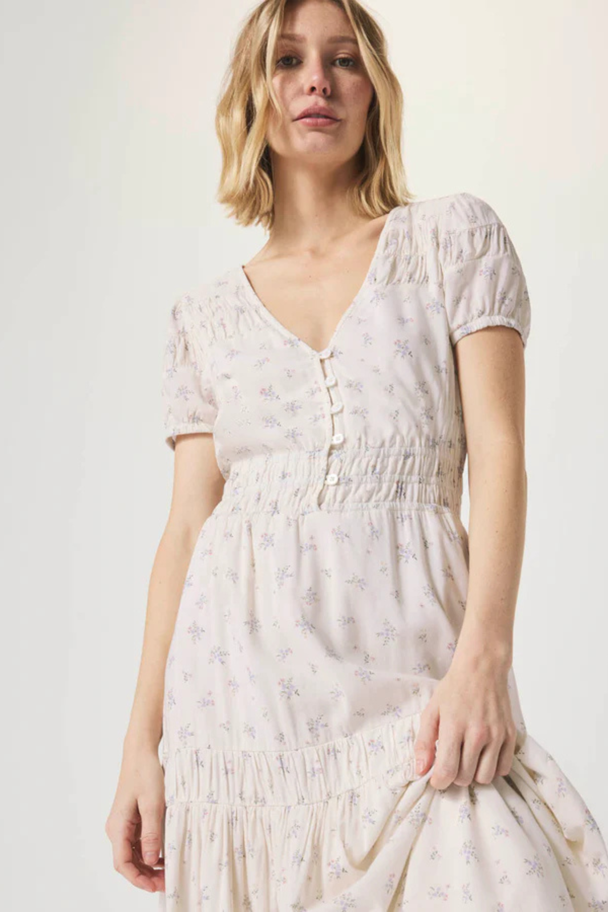 Detalle del escote en V y botones de ojal en corpiño del Ellery Floral midi, realzando su encanto femenino y delicado