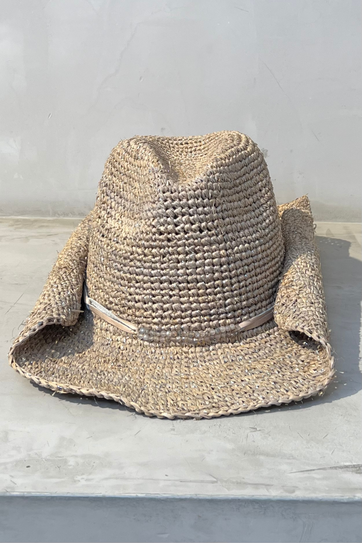 Sombrero cowboy Florabella Kelli Quartz Silver en rafia plateada con ala ancha para un estilo veraniego sofisticado