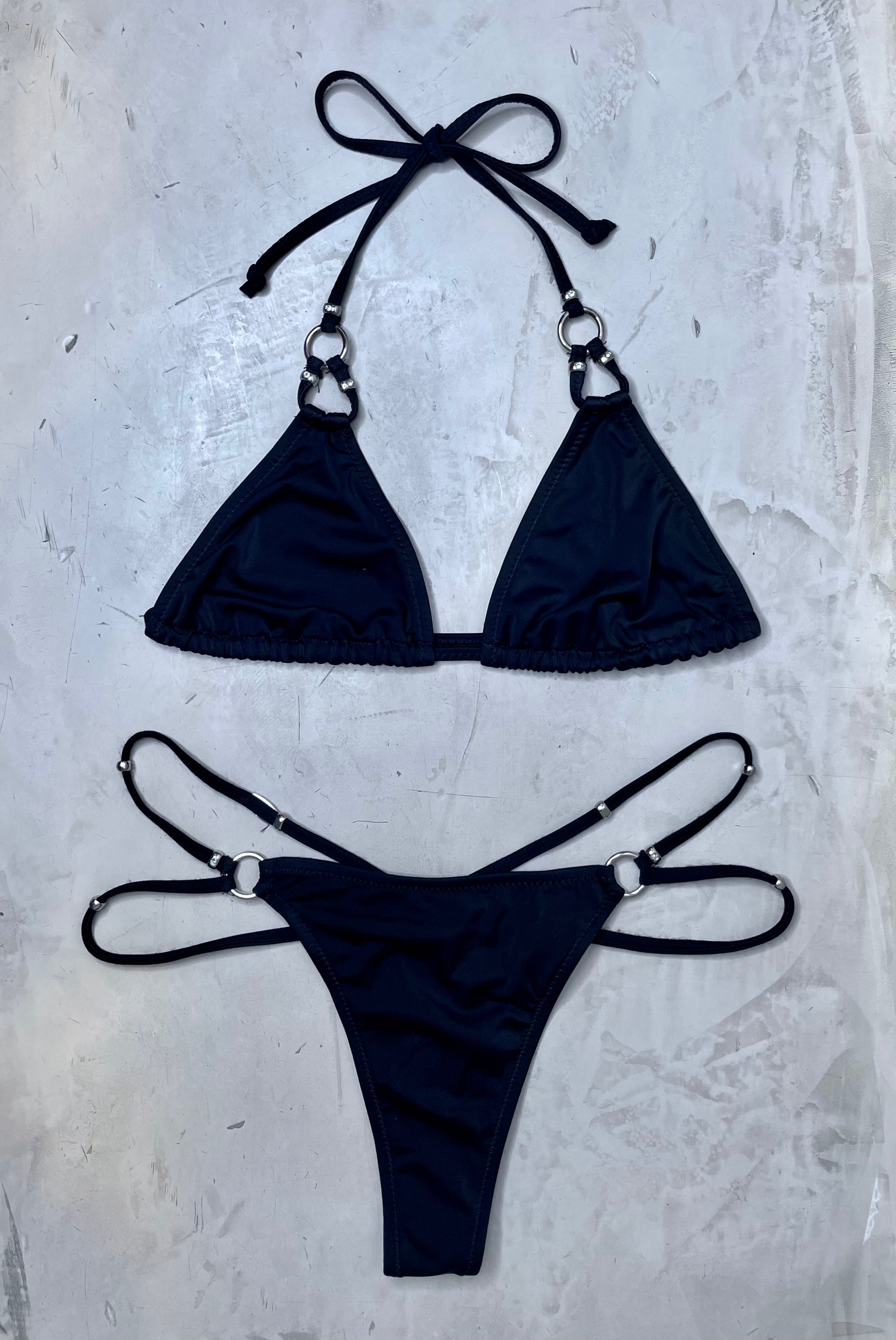 Conjunto bikini JLO con corte femenino y tejido de calidad ideal para disfrutar del sol y la playa con estilo