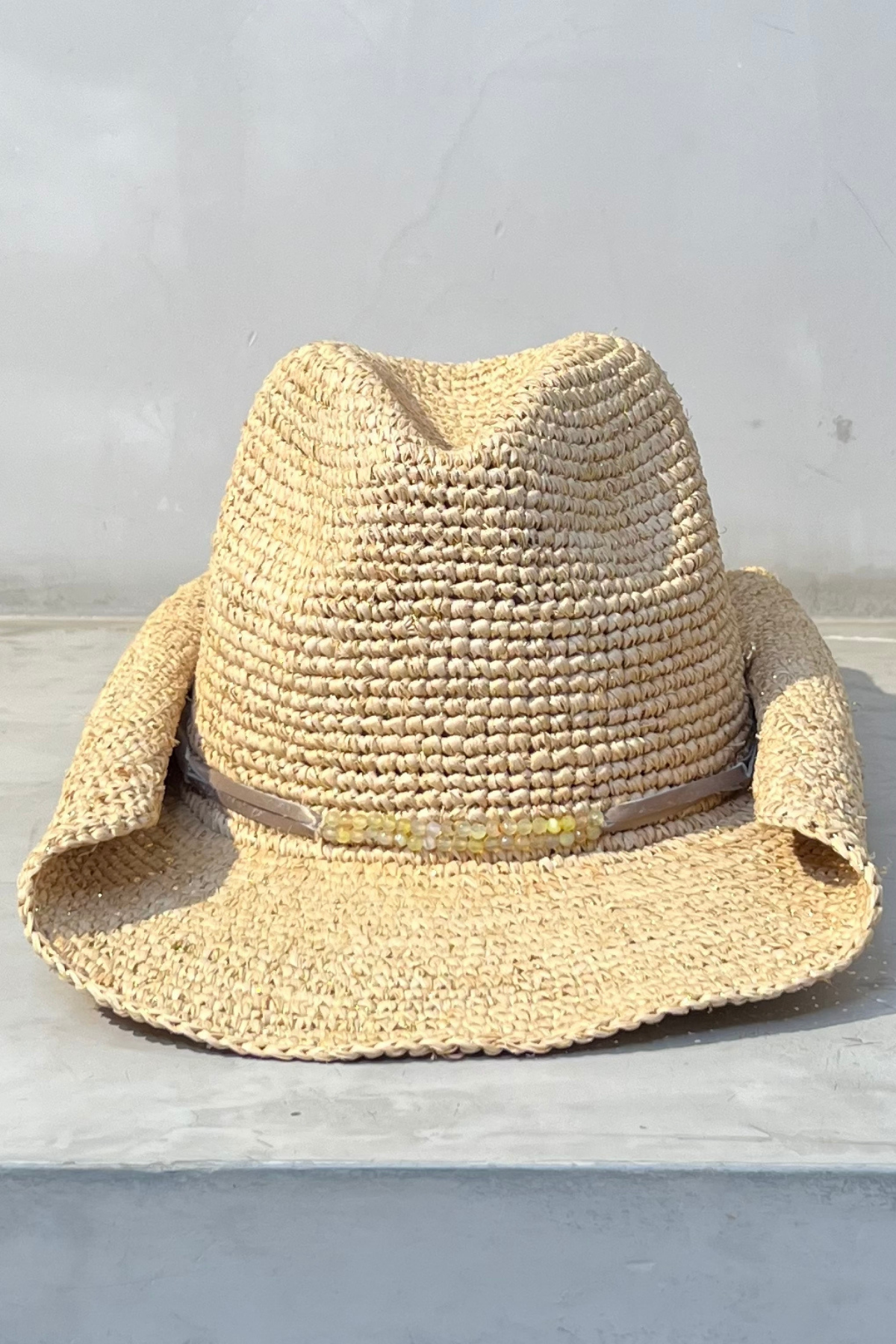 Sombrero cowboy Florabella Kelli Natural Gold en rafia natural con detalles dorados para un estilo veraniego elegante y sofisticado