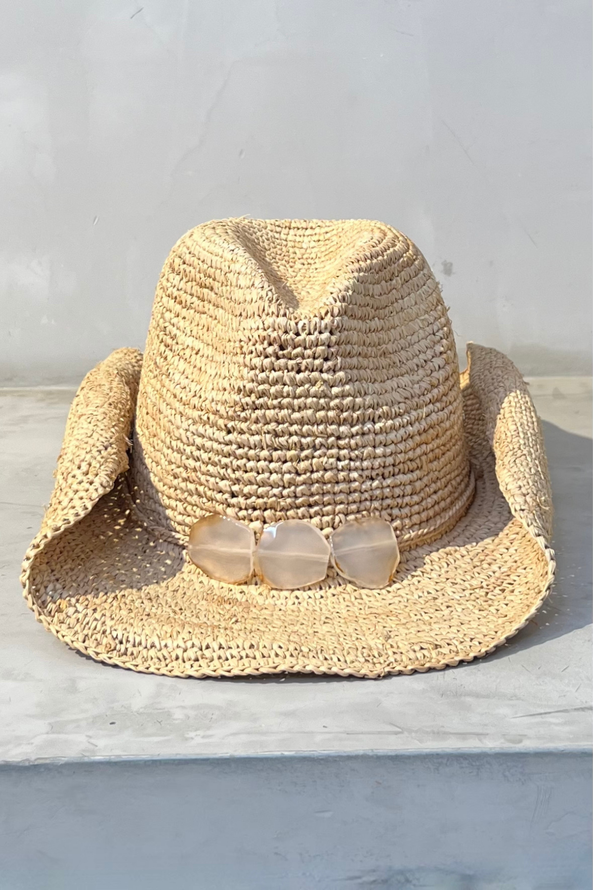 Sombrero cowboy Florabella Billie en rafia beige Almond, con ala ancha y cinta decorativa, ideal para looks naturales y elegantes