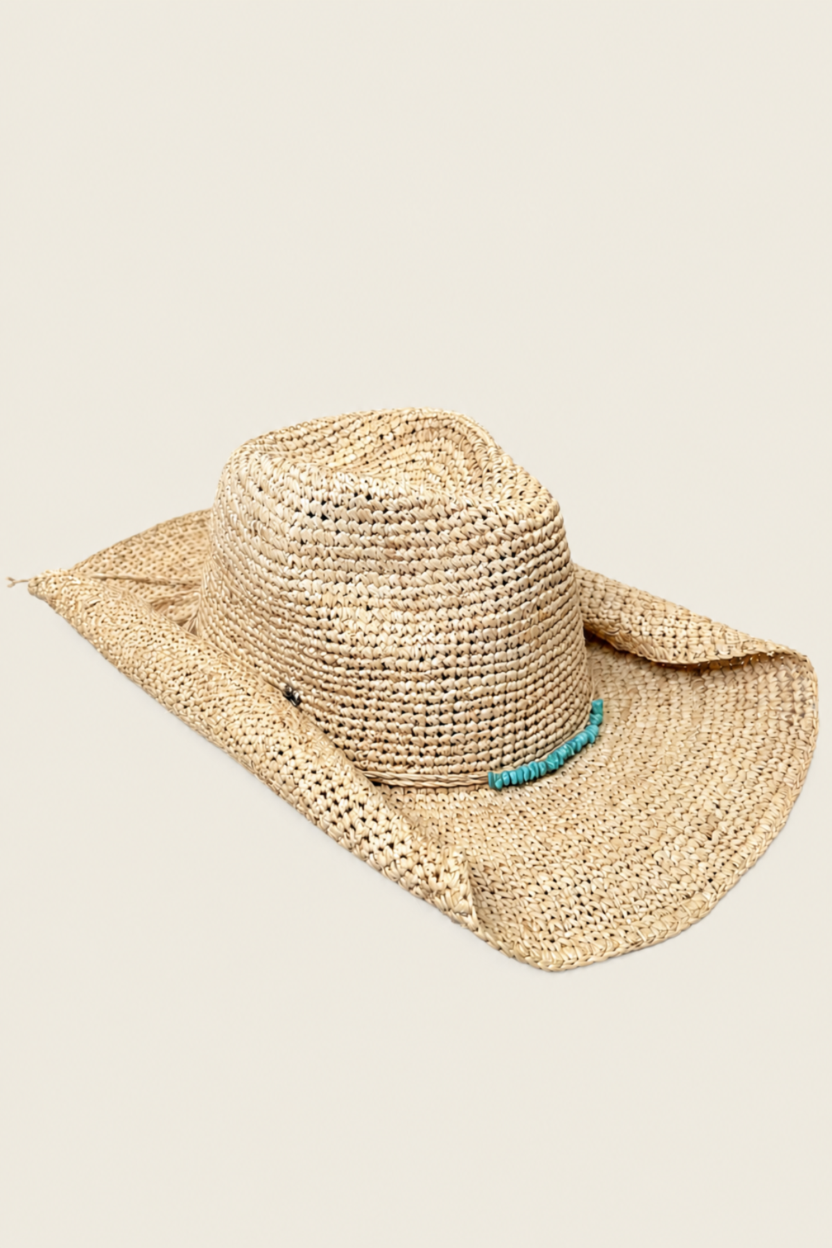 Detalle de sombrero western de rafia con acabado trenzado y estética elegante de estilo resort