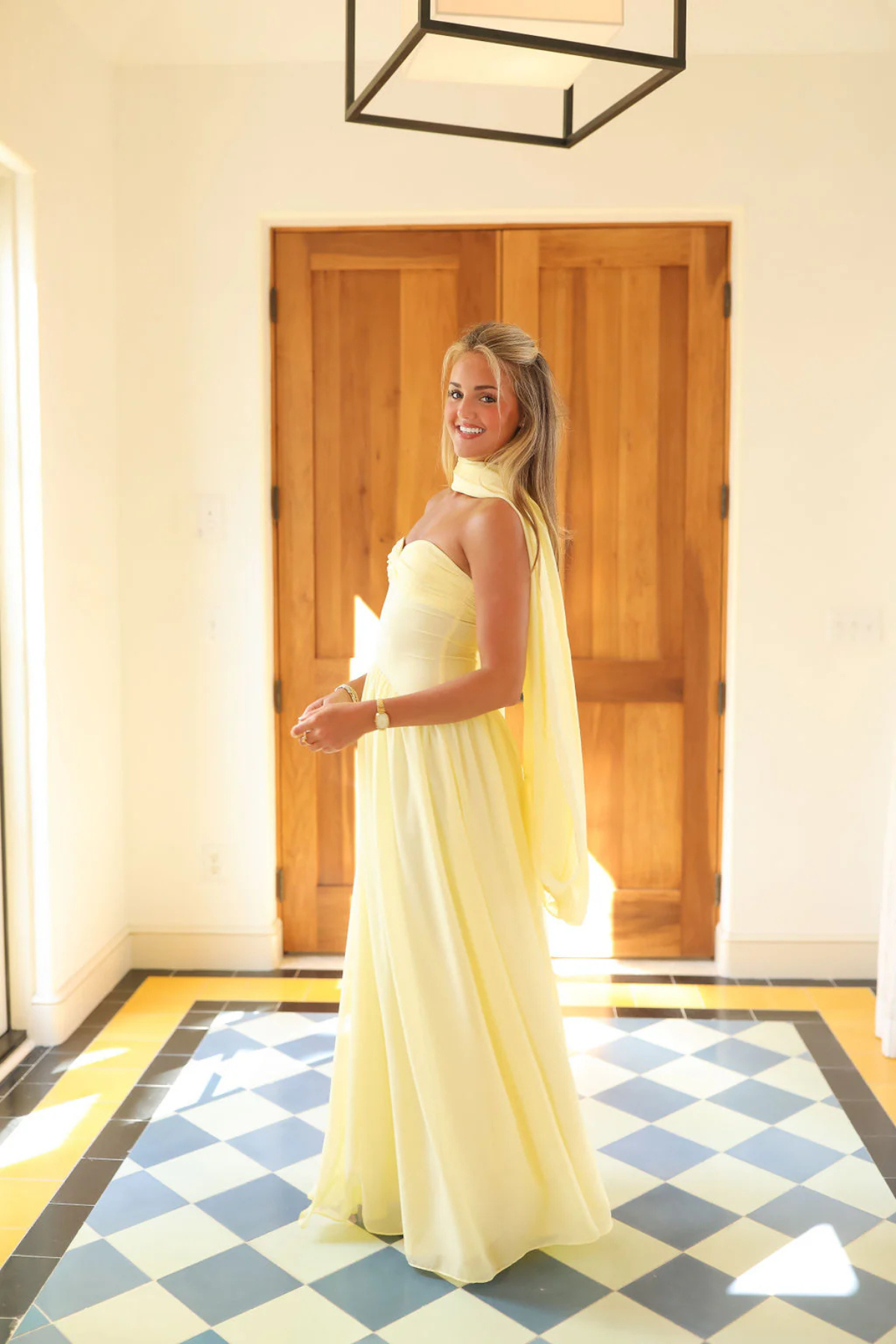 Perfil del vestido Andie mostrando su caída fluida y abertura discreta lateral, ideal para looks minimalistas con zapatos planos