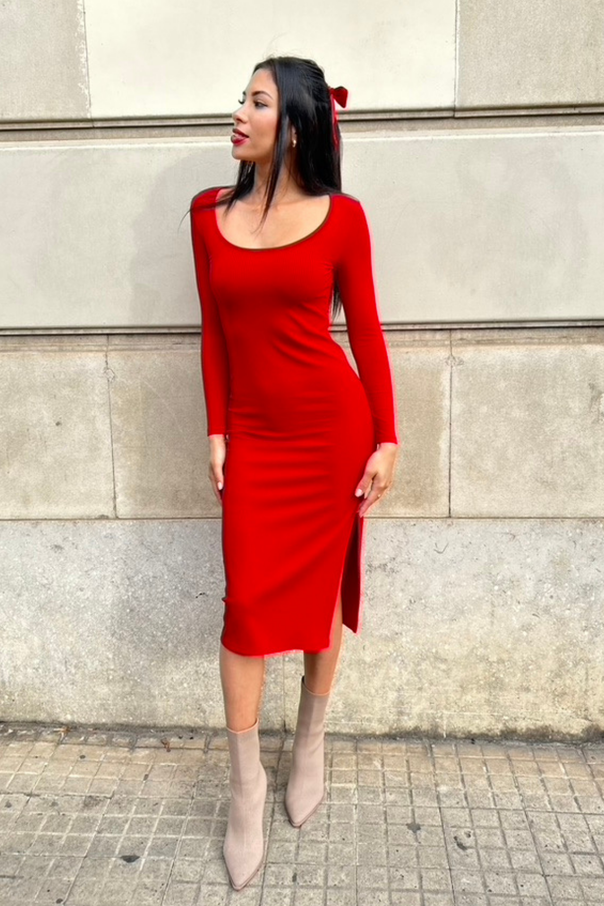 Vestido midi Ribbed de Vila en color Crimson Red con escote redondo, manga larga y abertura en la parte lateral