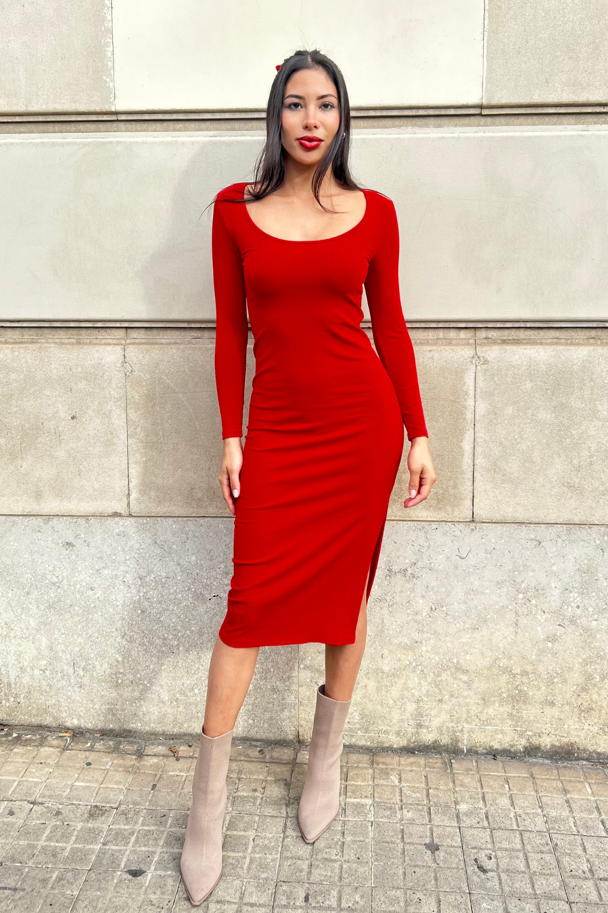 Vestido midi Ribbed de Vila en color Crimson Red, manga larga, escote redondo, corte recto