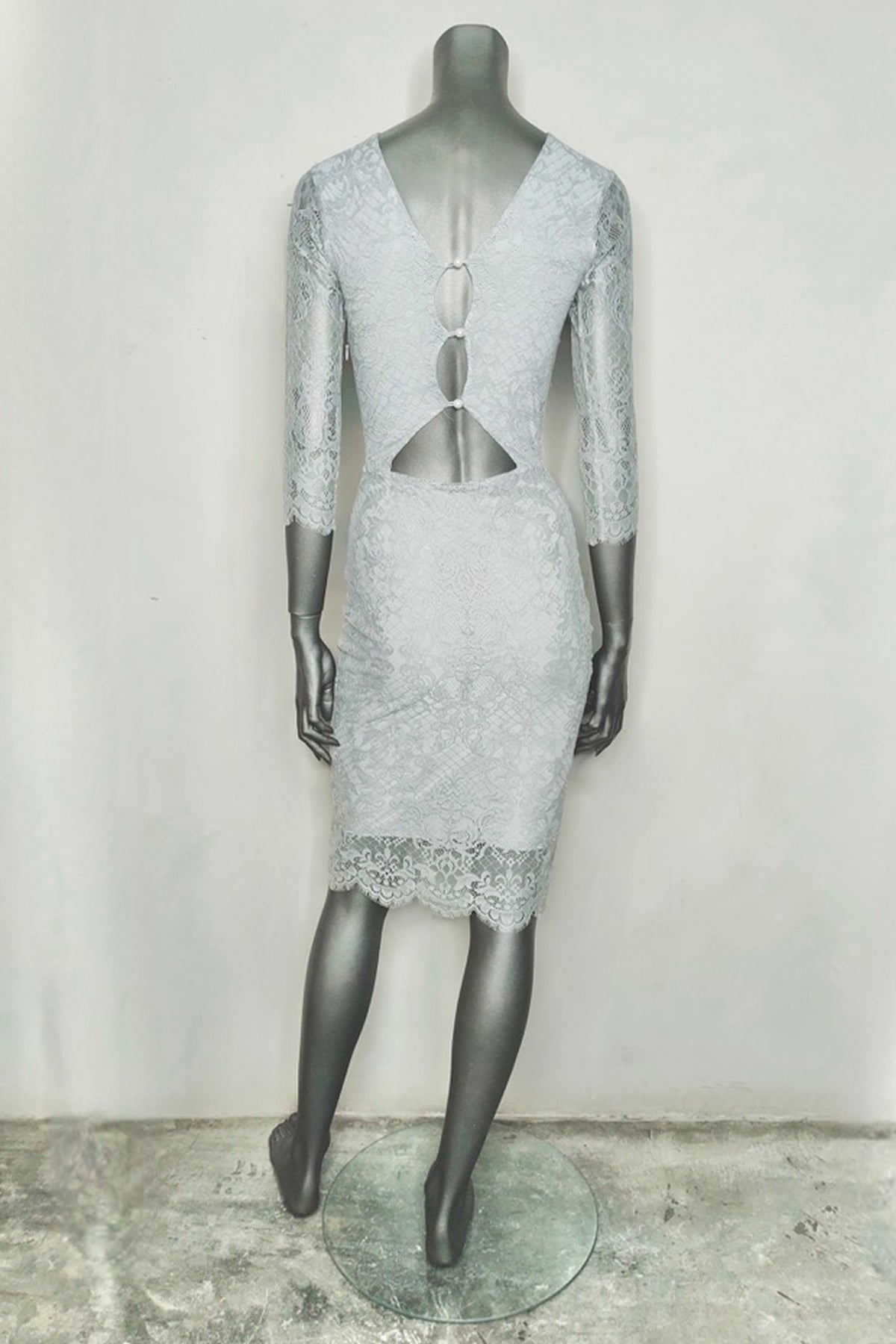 Vista trasera completa del vestido midi For Love & Lemons Pot Pourri Lace en maniquí, destacando el acabado del encaje y la forma elegante