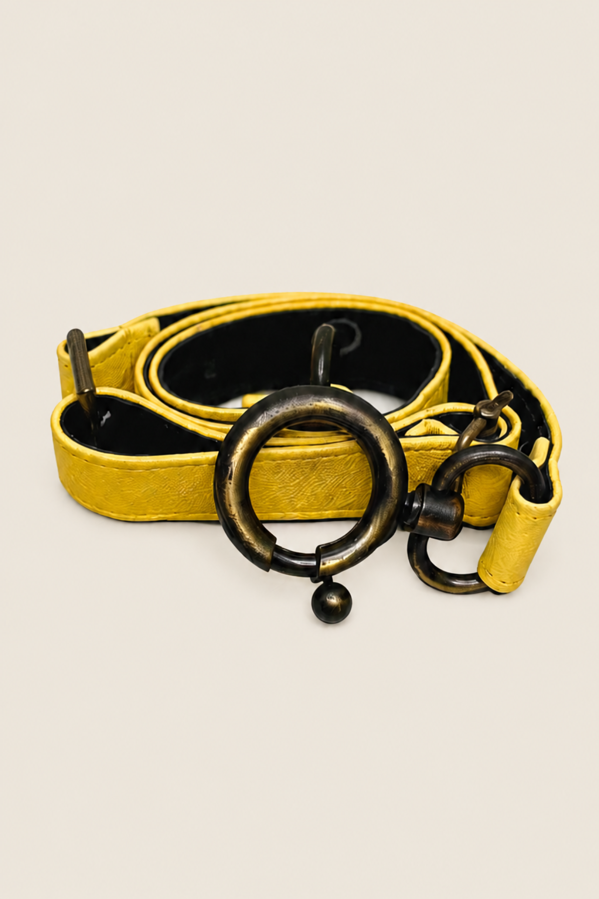 Cinturón Vena Cava mostaza elegante para mujer accesorio premium sofisticado