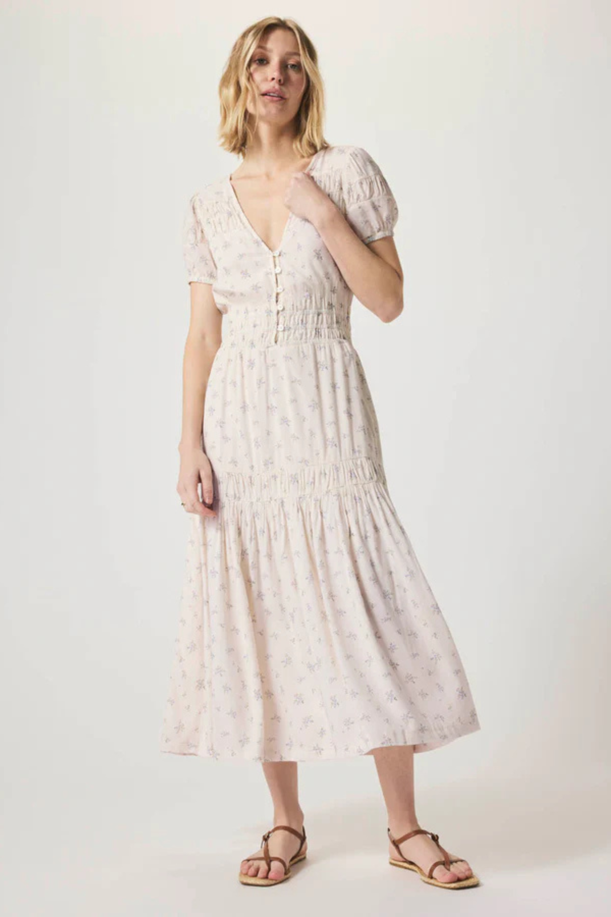 Modelo en vista frontal con vestido midi Splendid Ellery Floral estampado ditzy, escote en V y mangas abullonadas para look romántico