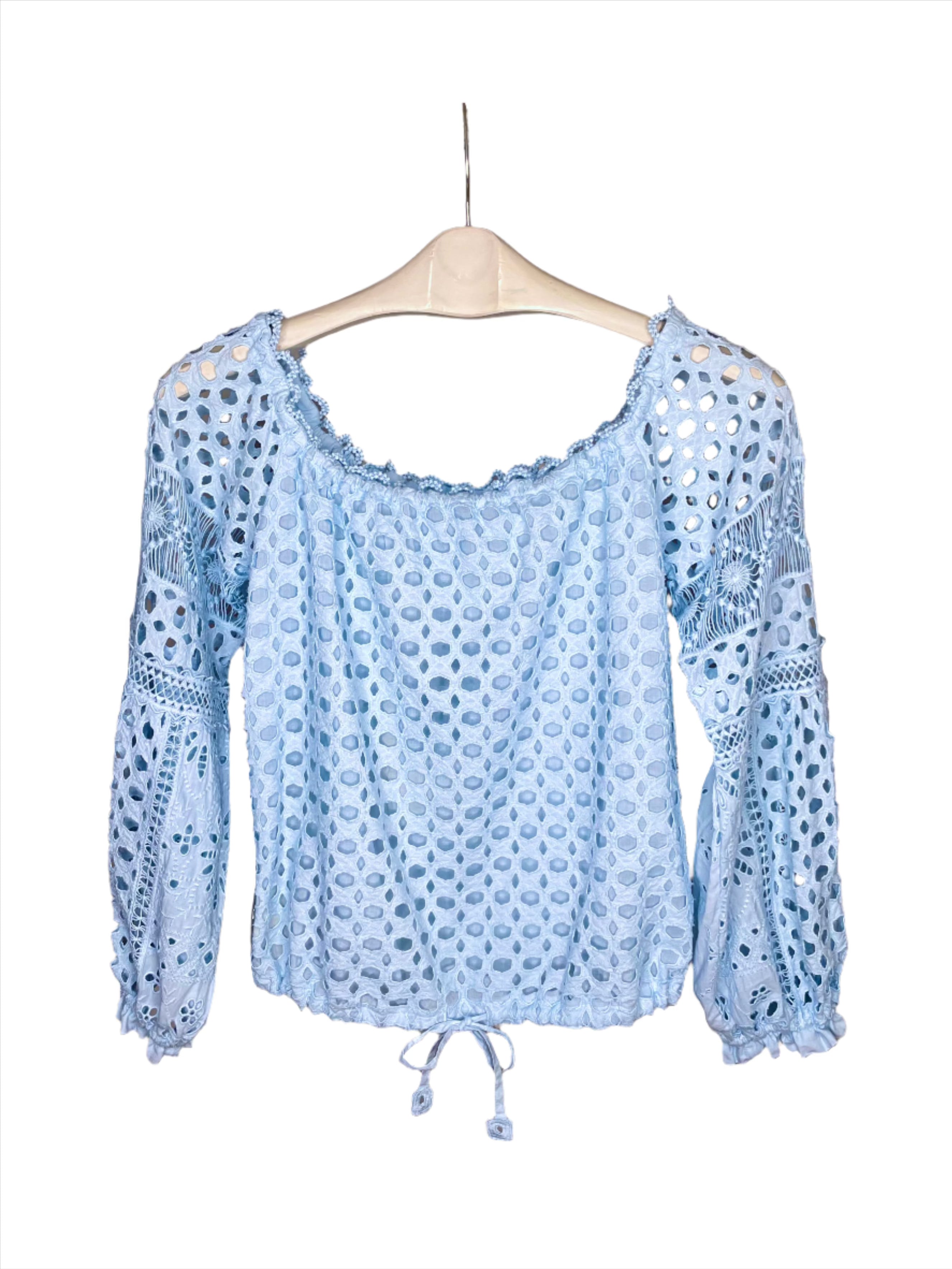 Top Temptation Positano en color Berillo Cielo con diseño fluido y detalles delicados, perfecto para looks frescos y elegantes de verano