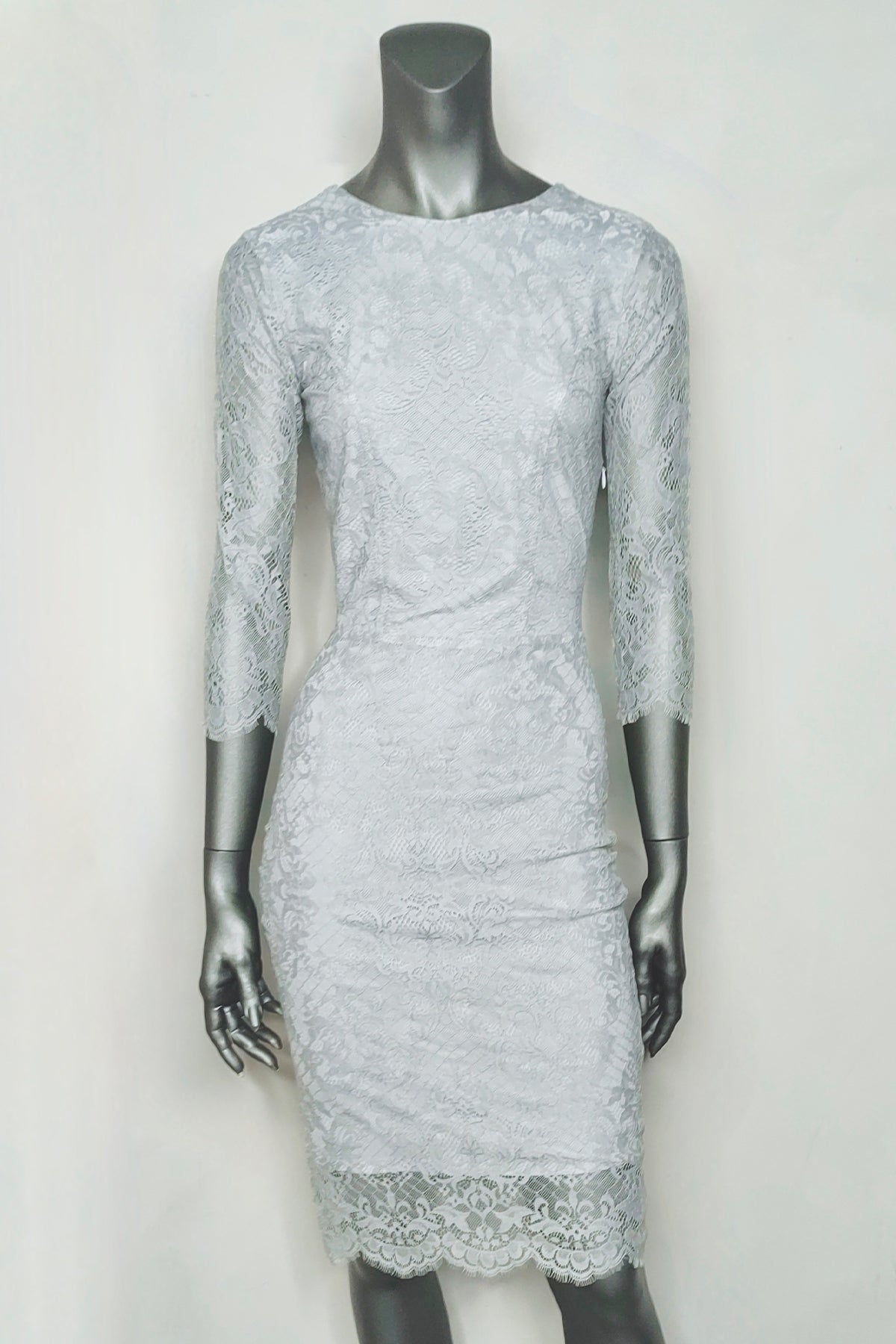 Primer plano del vestido midi Pot Pourri Lace en maniquí sobre fondo blanco, destacando el bordado floral y los detalles del encaje