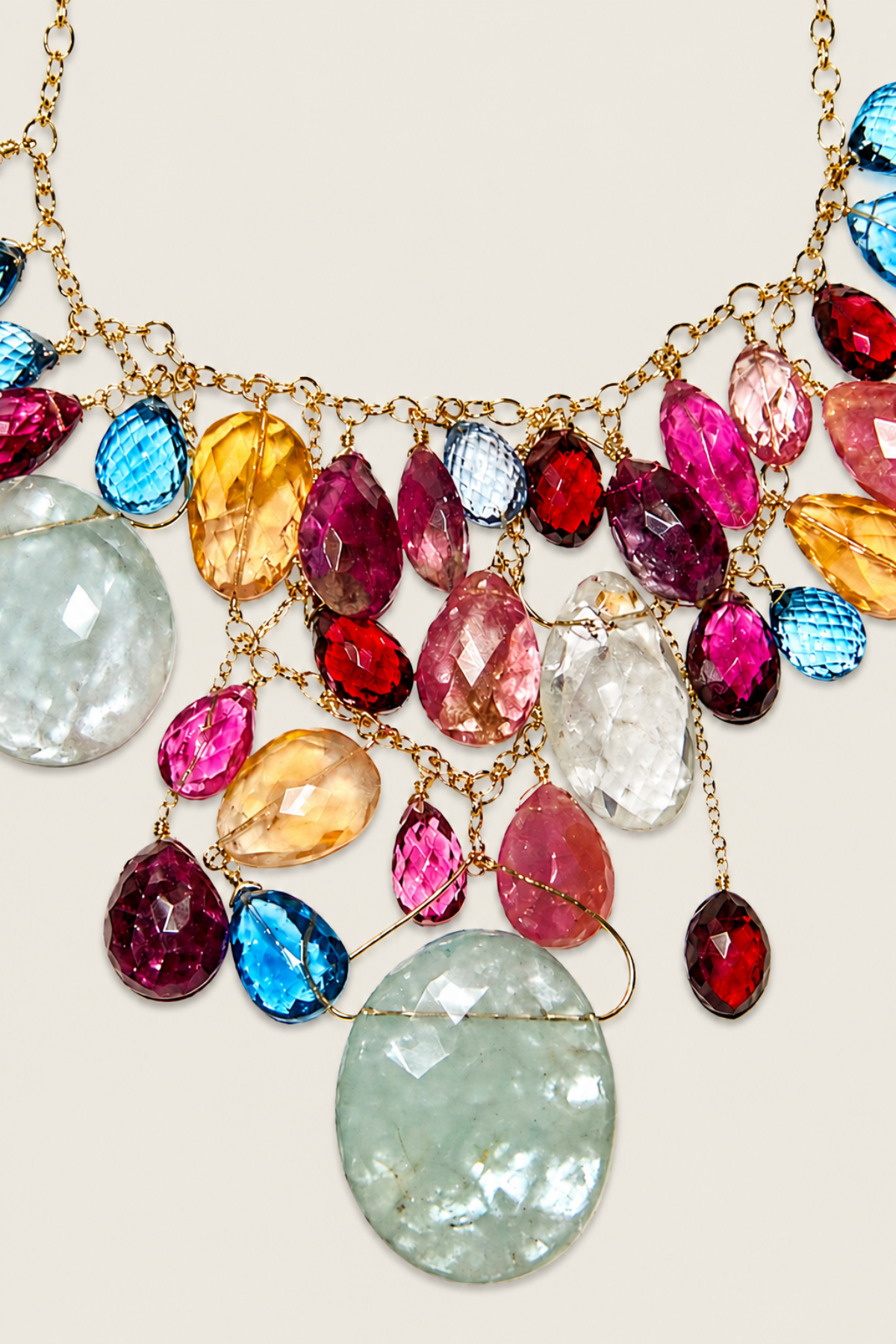 Collar Gabriela De La Vega con diseño delicado y elegante, ideal para aportar un toque sofisticado y moderno a cualquier outfit