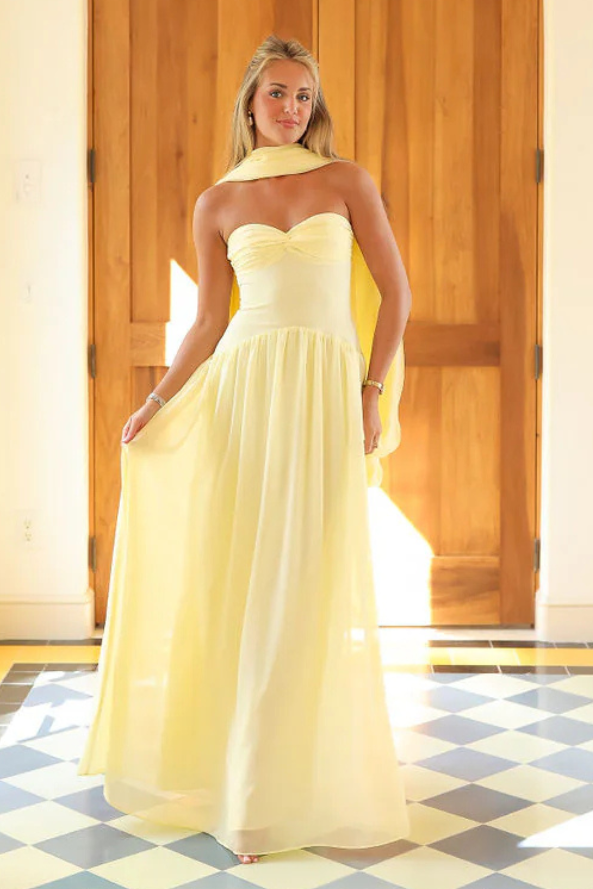 Vestido Andie en tono mantequilla con escote redondo y manga larga, corte recto en tejido viscosa elástica para silueta favorecedora