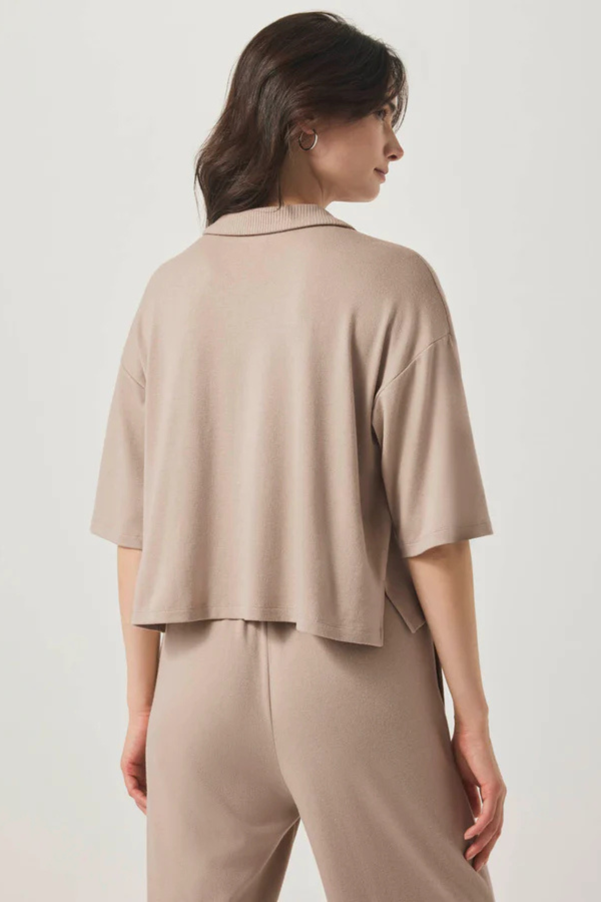 Vista trasera del polo Splendid Brooke en color fawn, con corte recto y acabado limpio para un estilo casual moderno