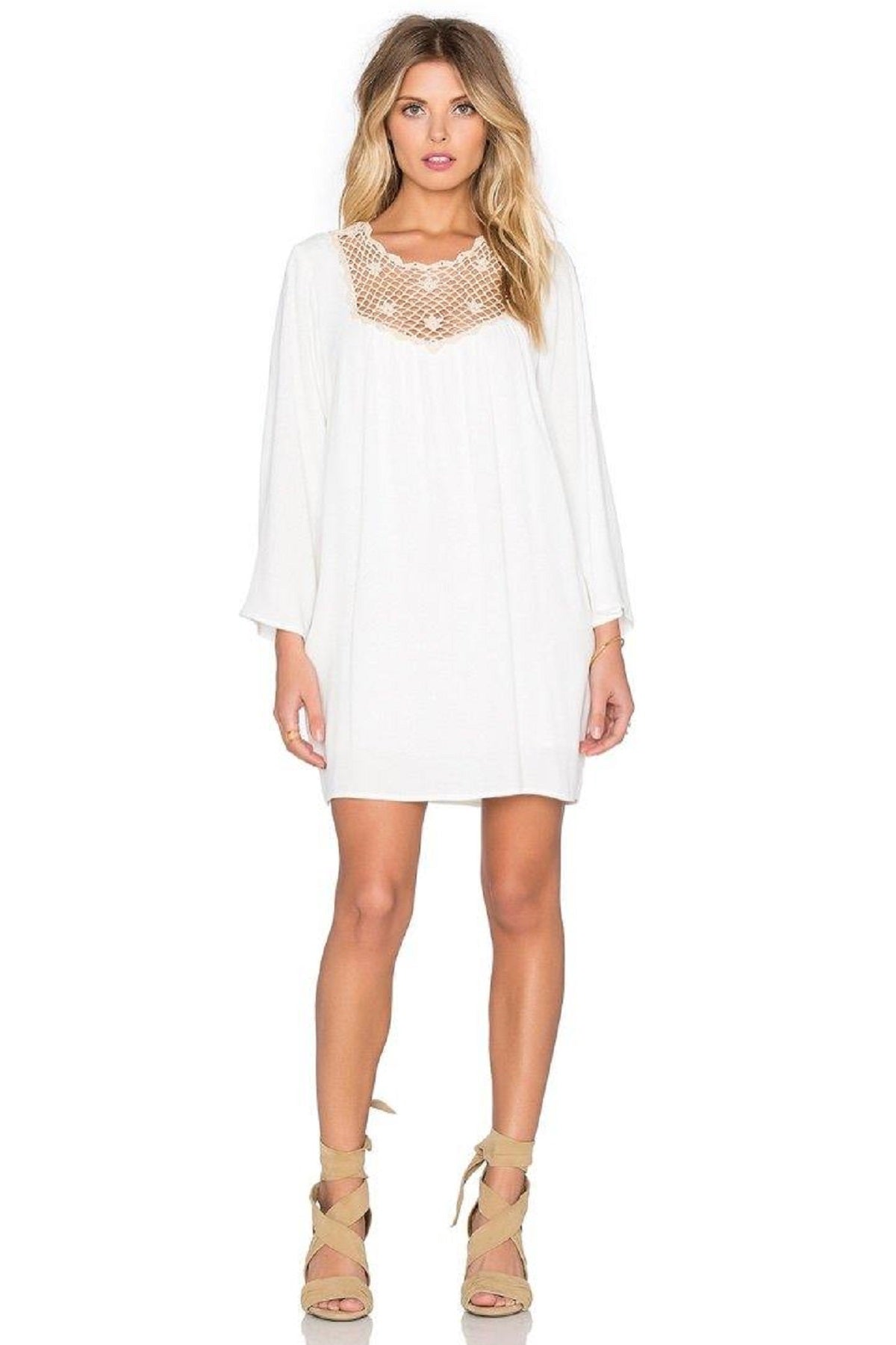 Vista frontal del vestido corto Eternal Sunshine Creations Rosemary en blanco, resaltando su silueta relajada y caída fluida, sobre fondo blanco