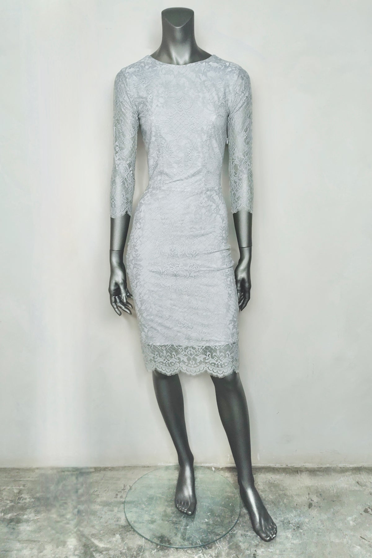 Vestido For Love & Lemons Pot Pourri Lace en maniquí sobre fondo blanco, mostrando la caída y detalles bordados del encaje artesanal