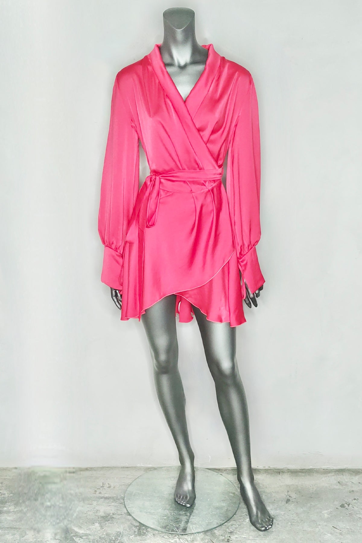 Vestido mini wrap Fucsia de Margherita Mazzei en maniquí vista frontal sobre fondo blanco mostrando diseño envolvente y caída suave