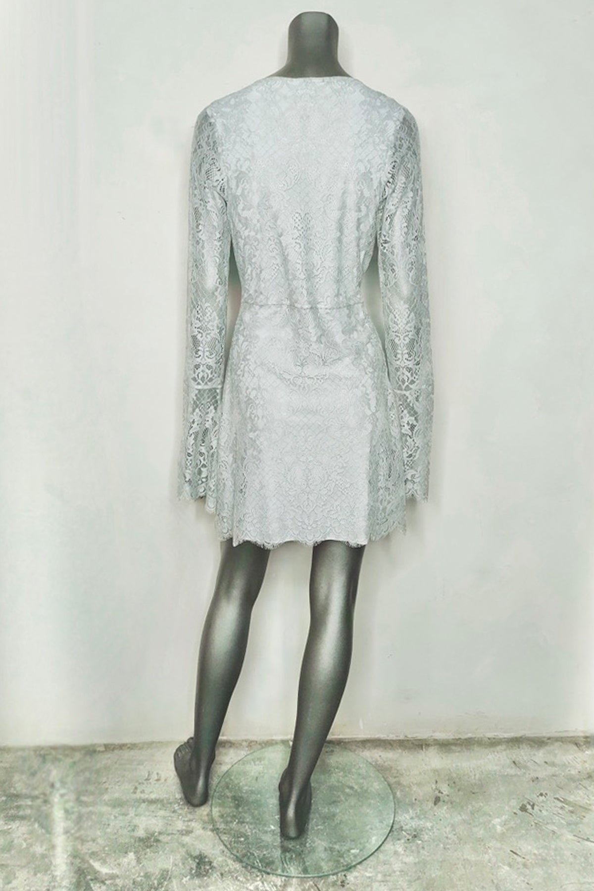 Vista trasera del vestido corto For Love & Lemons manga larga en maniquí sobre fondo blanco, mostrando el cierre y acabado delicado