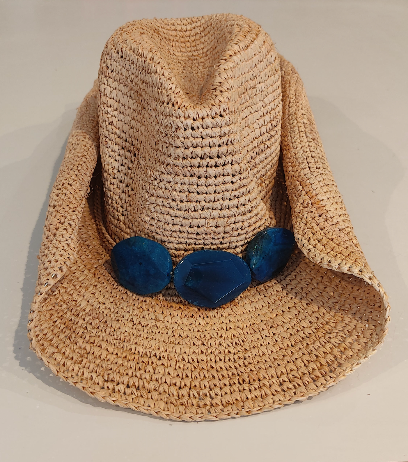 Sombrero cowboy Florabella Billie Midnight Blue Stone en rafia azul oscuro, con cinta decorativa, para un look sofisticado y elegante de verano