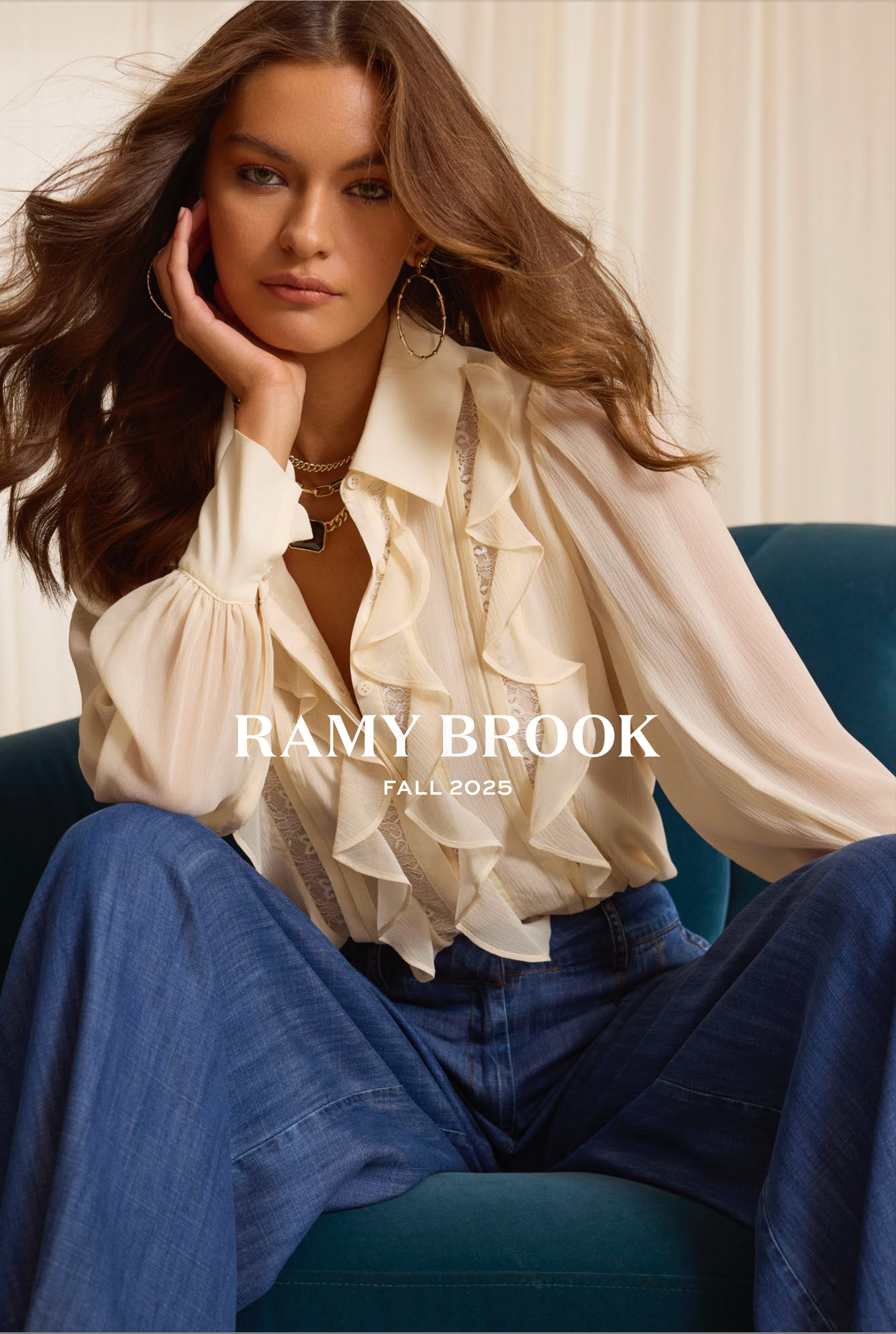 Blusa Claire de Ramy Brook en seda natural con estampado floral delicado y mangas abullonadas, perfecta para looks femeninos y sofisticados
