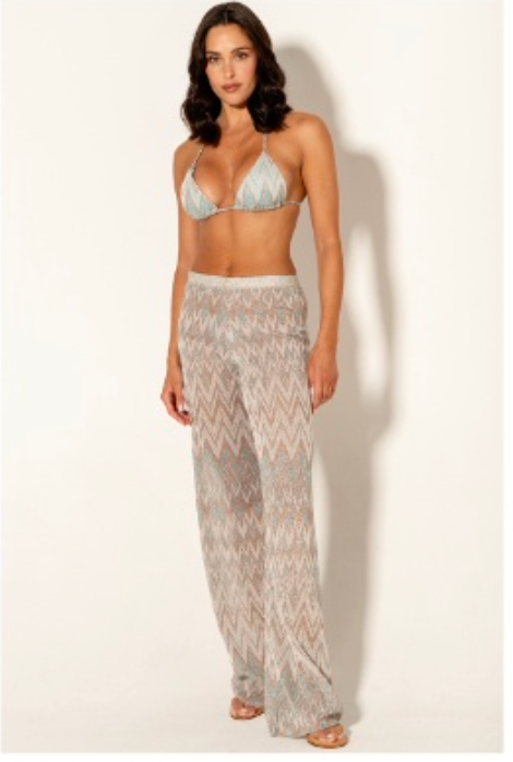 Modelo con pantalón azul elegante de ajuste preciso y acabado premium perfecto para outfits formales y casual chic sofisticados